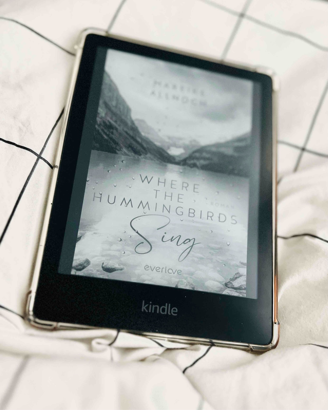 Eine kleine süße Liebesgeschichte in einem traumhaften Setting. Beim Lesen hatte ich einen richtigen Cosy Vibe. Die Orte und Charaktere sind gut beschrieben. Allerdings könnten die Hauptcharaktere etwas mehr Tiefe haben, und manche Ereignisse passieren zu rasant.
Nichts desto trotz ist das Buch super für Zwischendurch.