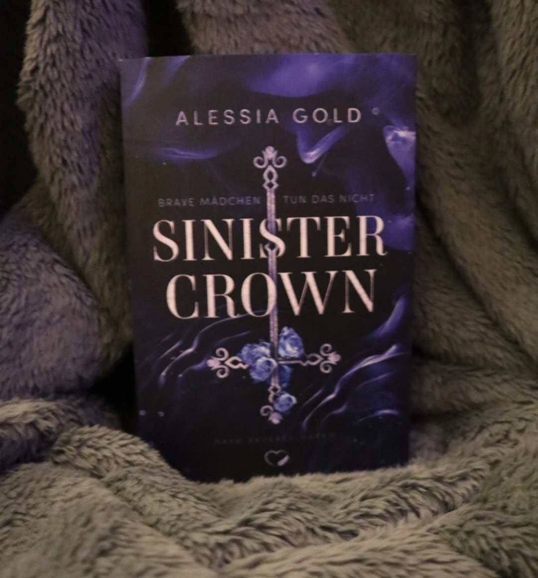 Ein sehr schönes Buch, was es sich lohnt zu lesen. Habe das erste mal etwas von Alessia Gold gelesen und finde ihren Schreibstil sehr gut und auch einfach zu lesen. Sobald es mir möglich ist, werde ich mir den zweiten Teil holen und empfehle euch diesen aufjedenfall!!