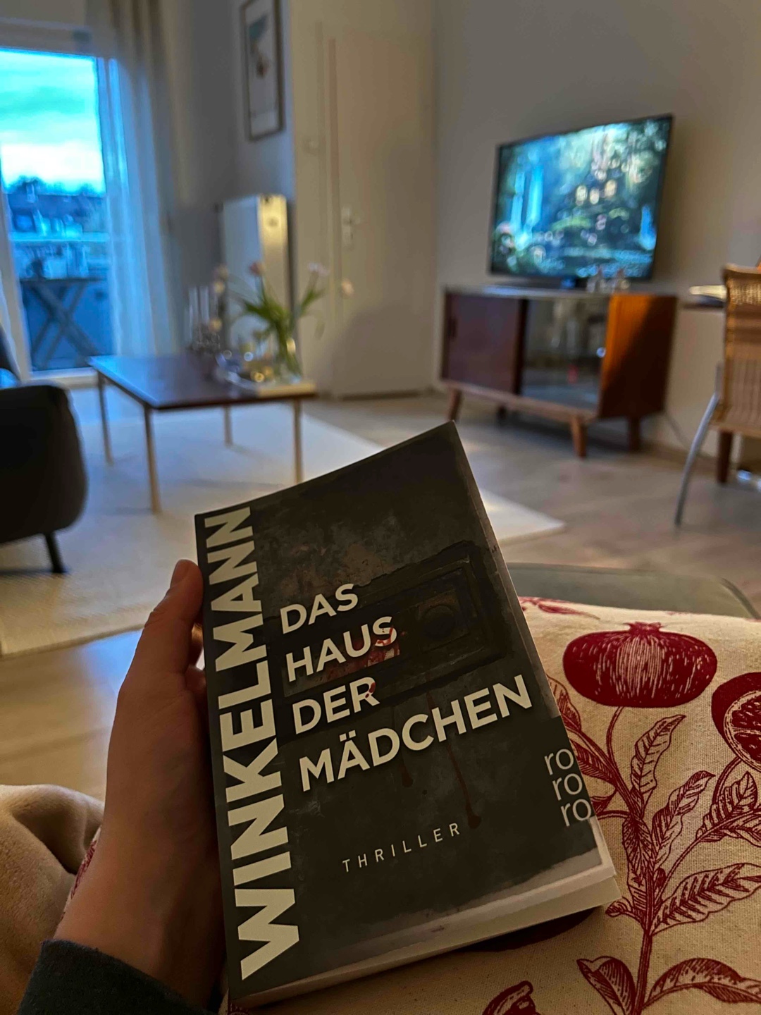 Die Geschichte hat mir sehr gut gefallen! Es hat ein wenig gebraucht die Charaktere alle kennenzulernen durch die vielen Wechsel der Perspektiven, aber grade das hat das Buch sehr kurzweilig und aufregend gemacht.