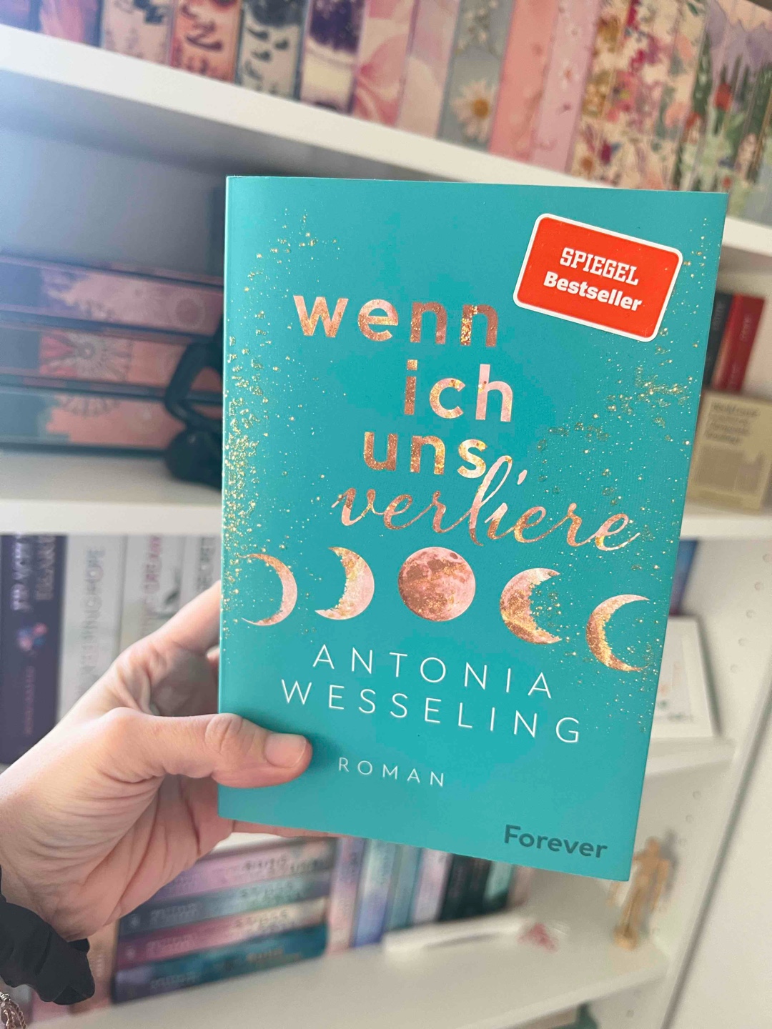 Leider hat mich das Buch nicht komplett überzeugt. Ich bin zwar zunächst gut in die Geschichte reingekommen, aber aufgrund für mich nicht nachvollziehbarer Gedanken und Handlungen hat mich das Buch doch recht schnell verloren und handlungstechnisch auch nicht mehr einfangen, packen und fesseln können
Mir gefiel, wie locker und offen Maggie und Leo miteinander umgingen. Doch dann wurde mir das ständige Hin und Her zu viel, und die Hauptfigur empfand ich als ziemlich anstrengend. (Ich weiß es geht dabei um eine psychische Krankheit.)