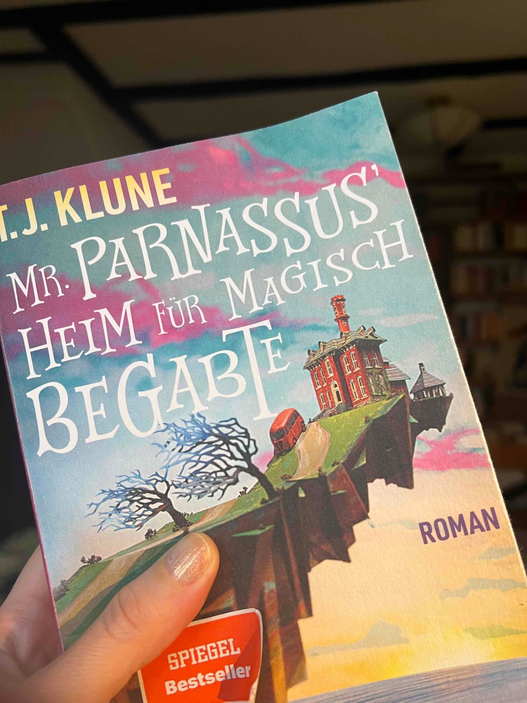 Die Entführung in eine andere Welt. Eine wunderbare, spannende Ablenkung. Man möchte ein Teil des Ganzen sein. Ein Buch, das man nicht zur Seite legen möchte.