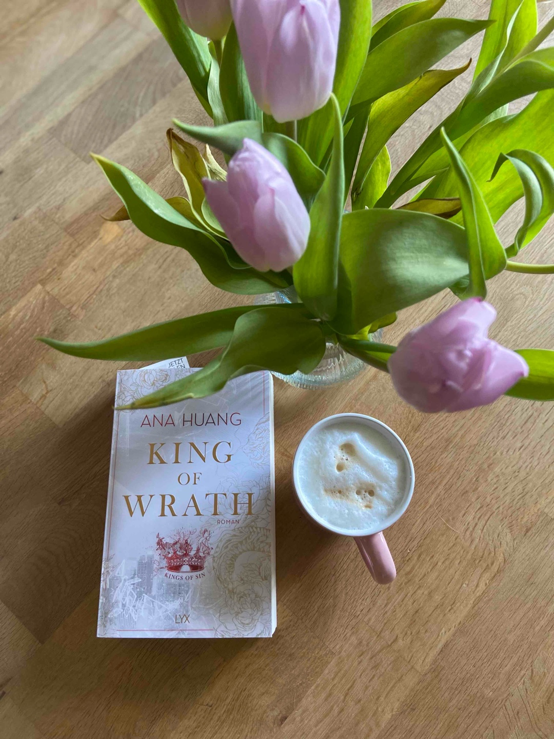 Die Bücher von Ana Huang sind einfach toll! 🫶🏻
Ich mochte die Geschichte von Vivian und Dante unglaublich gerne, vor allem auch wegen den Zusammenhängen zur Twisted - Reihe. Es ist schön, auf bereits bekannte, aber auch neue Charaktere zu treffen. Der Schlagabtausch zwischen den Beiden hat mich oft zum Lachen gebracht, aber trotzdem war das Buch auch gefühlvoll und sexy.
Ein weiteres tolles Ana Huang Buch, das nur zu empfehlen ist! 🤍