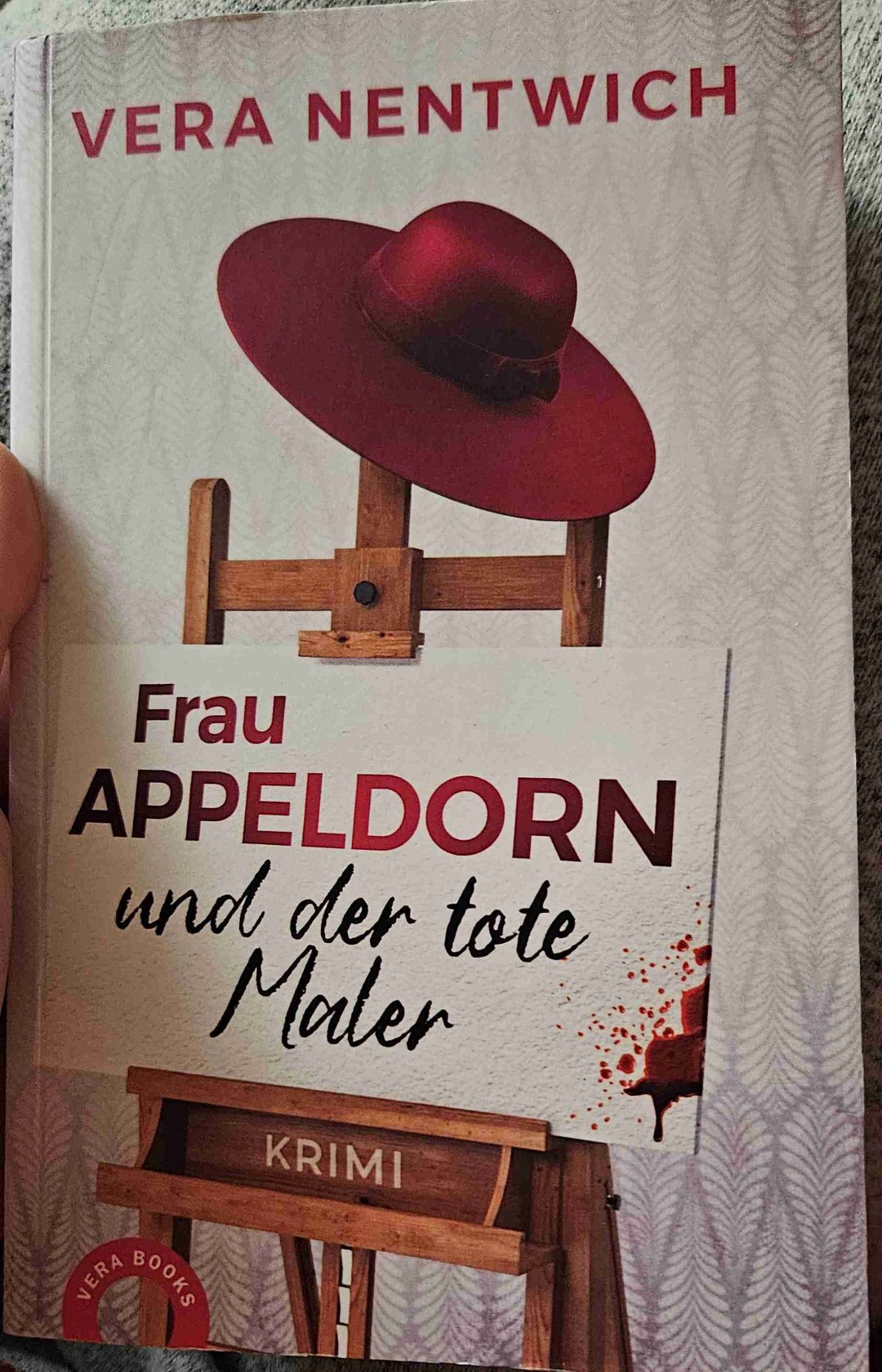 Das Buch habe ich durch Zufall auf der Buchmesse entdeckt und ich muss sagen es hat mich wirklich begeistert. Spannend und humorvoll geschrieben. Diese Autorin werde ich definitiv weiter verfolgen.