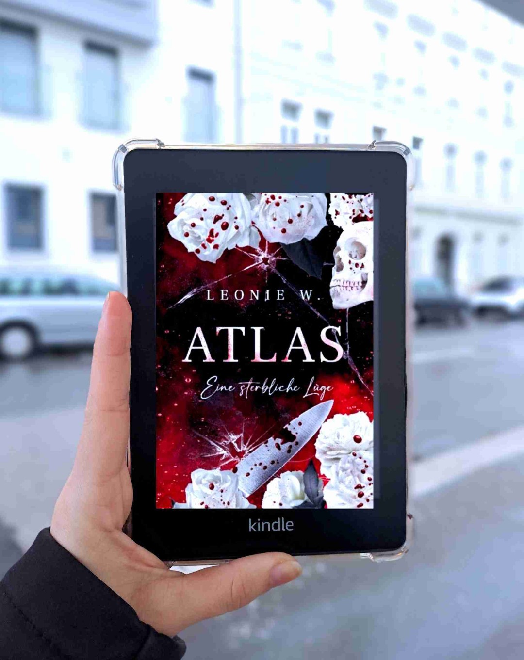 🌟Rezension🌟
Ich habe "Atlas. Eine sterbliche Lüge" von @leonie.w.autorin beendet 🥰
•
Ich war von vornherein richtig gefesselt von der Story. Faith ist so eine tolle Person aber leider auch sehr naiv. Atlas ist ein Mörder, man sollte ihn hassen aber in diesem Buch konnte man es nicht. Die beiden zusammen war ein Hin und her und man hat wirklich mitgefiebert. Bis auf hier und da ein paar Fehler und etwas zu viele Gedanken der Charaktere, war das E-Book super spannend zu lesen 🥰 Die Autorin ist gerade mal 16 und das ist ihr erstes Buch und ich finde es ist ihr wirklich gut gelungen 👍🏻
