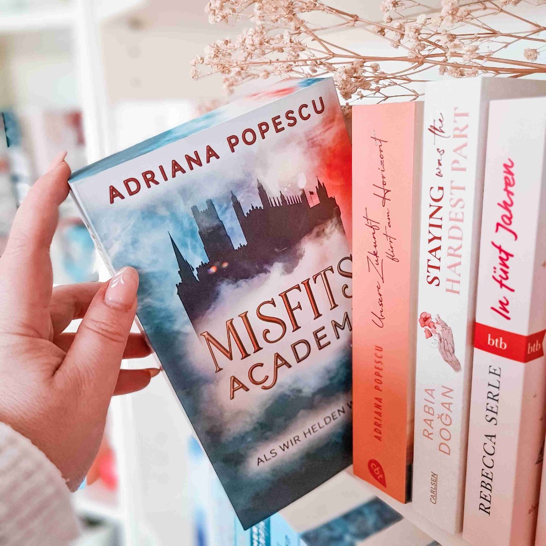 Wäre ich jünger, bin ich mir sicher, dass dieses Buch für mich ein Highlight gewesen wäre. Da ich jedoch schon ein kleines bisschen 🤏 *hust* älter bin, sage ich: "Misfits Academy" ist ein gelungener Start einer Young Adult Urban Fantasyreihe, der mich gut unterhalten hat.