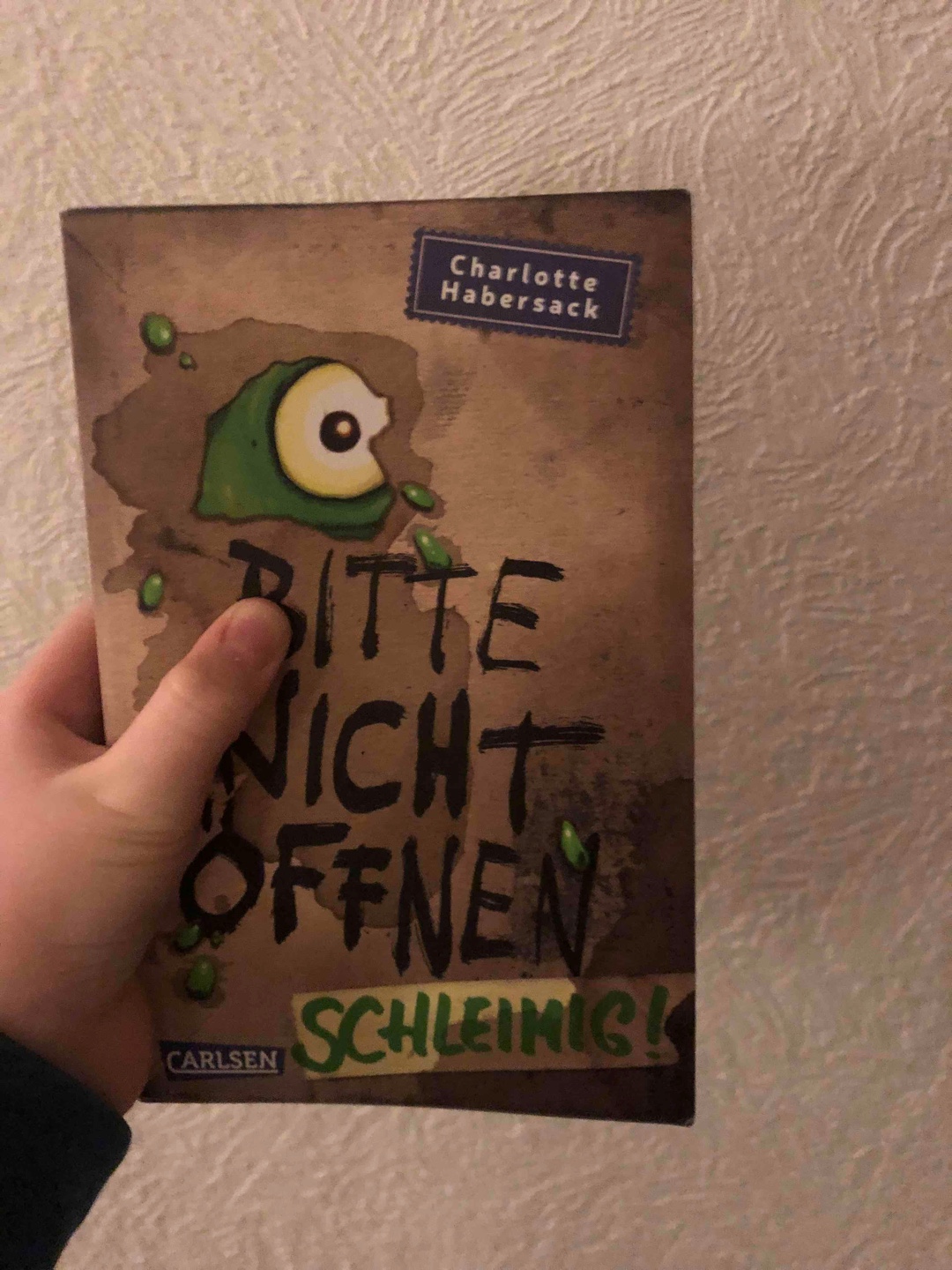 Es war einfach genial! Ich Liebe dieses Buch. Es ist viel besser als der erste Band! Es ist total süß am Ende wenn Jonathan Schleimi 
 umarmt!