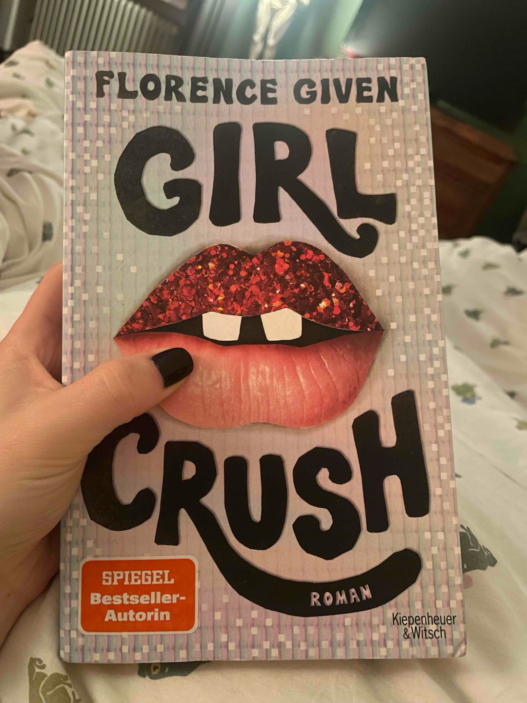 Gutes Buch, aber absolut nicht das was ich erwartet habe.
Ich habe eine Geschichte über die Befreiung einer Frau aus einer heterosexuellen Beziehung erwartet und den Weg der sie in ein bisexuelles Leben führt.
Stattdessen bekam ich eine mitreißende Geschichte über das gefährliche System „Social-Media“.