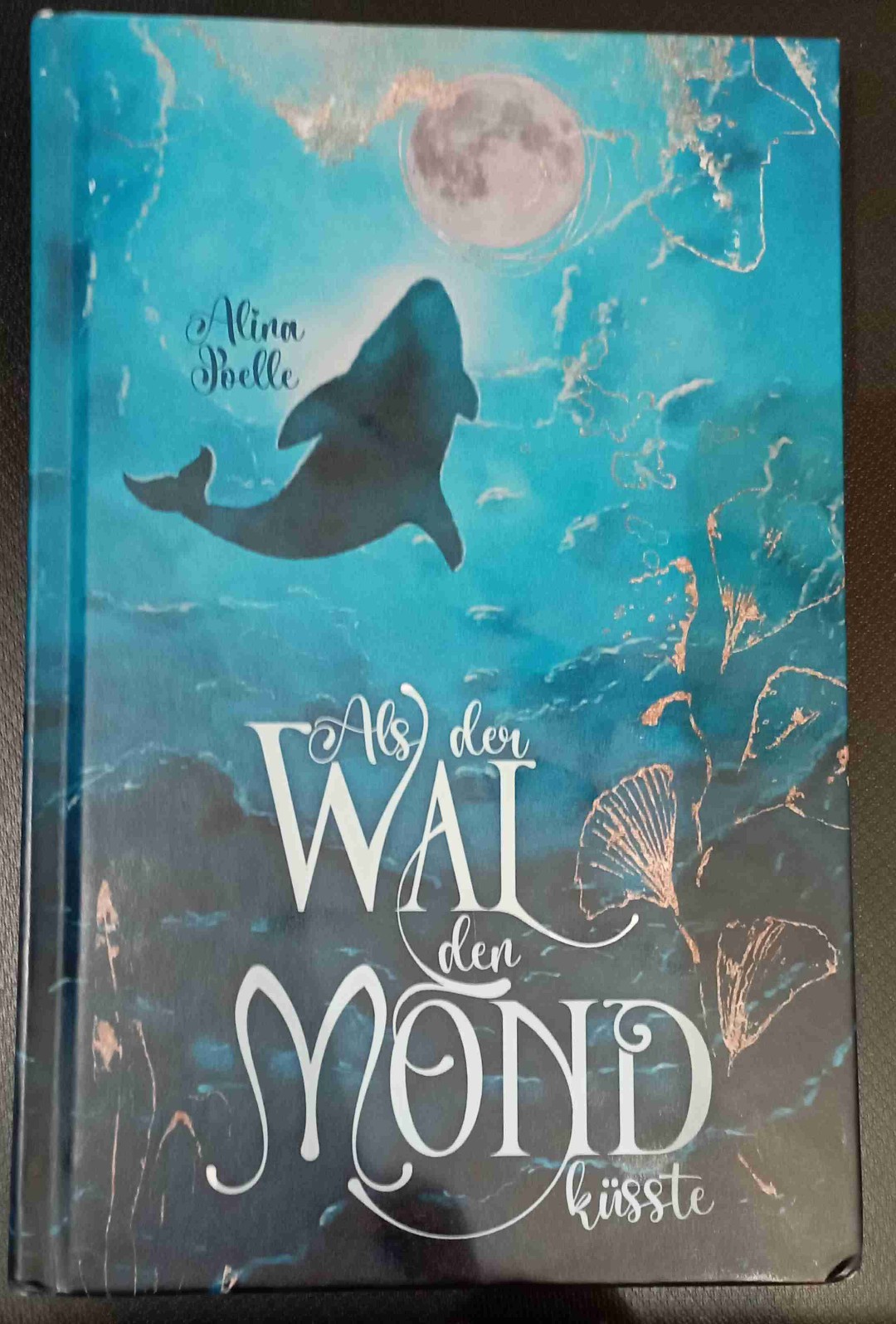 Ich war mit meinen Kindern auf dem Spielplatz und hatte nichts zu lesen dabei, dann habe ich dieses Buch im Nimm und Bring Regal entdeckt. Das Cover war der Grund für die Wahl. Der Schreibstil ist ganz angenehm, aber die Story war mir zu kitschig und stellenweise auch etwas überzogen.