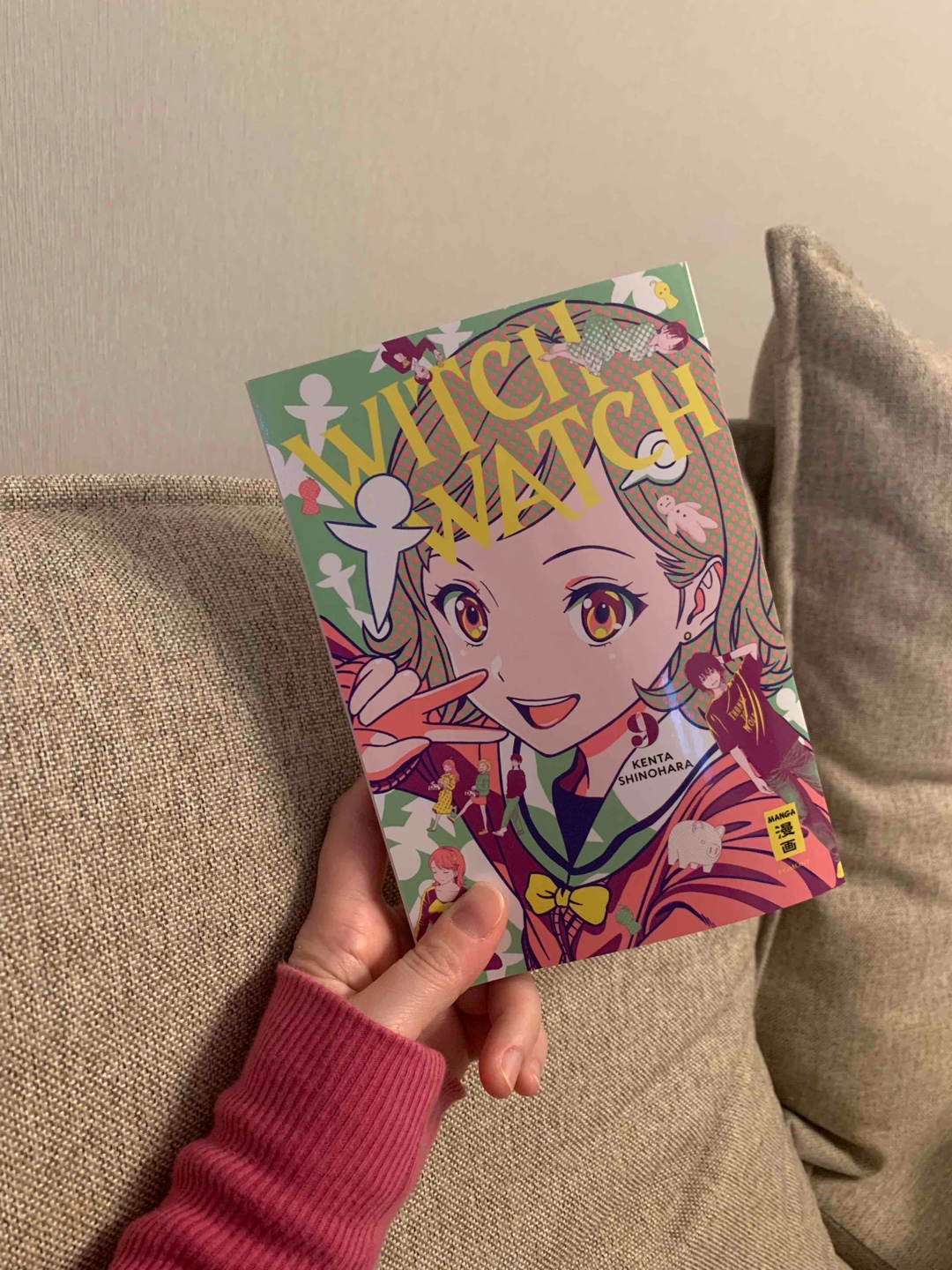Der Manga war ok. Ich glaube das beschreibt es ganz gut. Es gibt Kapitel, die sind einfach nur Lückenfüller oder strecken unnötig die Story. Es gibt auch Kapitel, bei denen ich keine Ahnung habe, welchen Beitrag sie leisten sollen. Es gibt auch Themen, die einfach nur merkwürdig sind. Aber es gibt auch Kapitel, die super sind und auch die Hauptgeschichte vorantreibt. Es gibt auch coole neue Charaktere, die besondere Fähigkeiten haben. Aber alles zusammen leider doch nur mittelmäßig 🤷♀️