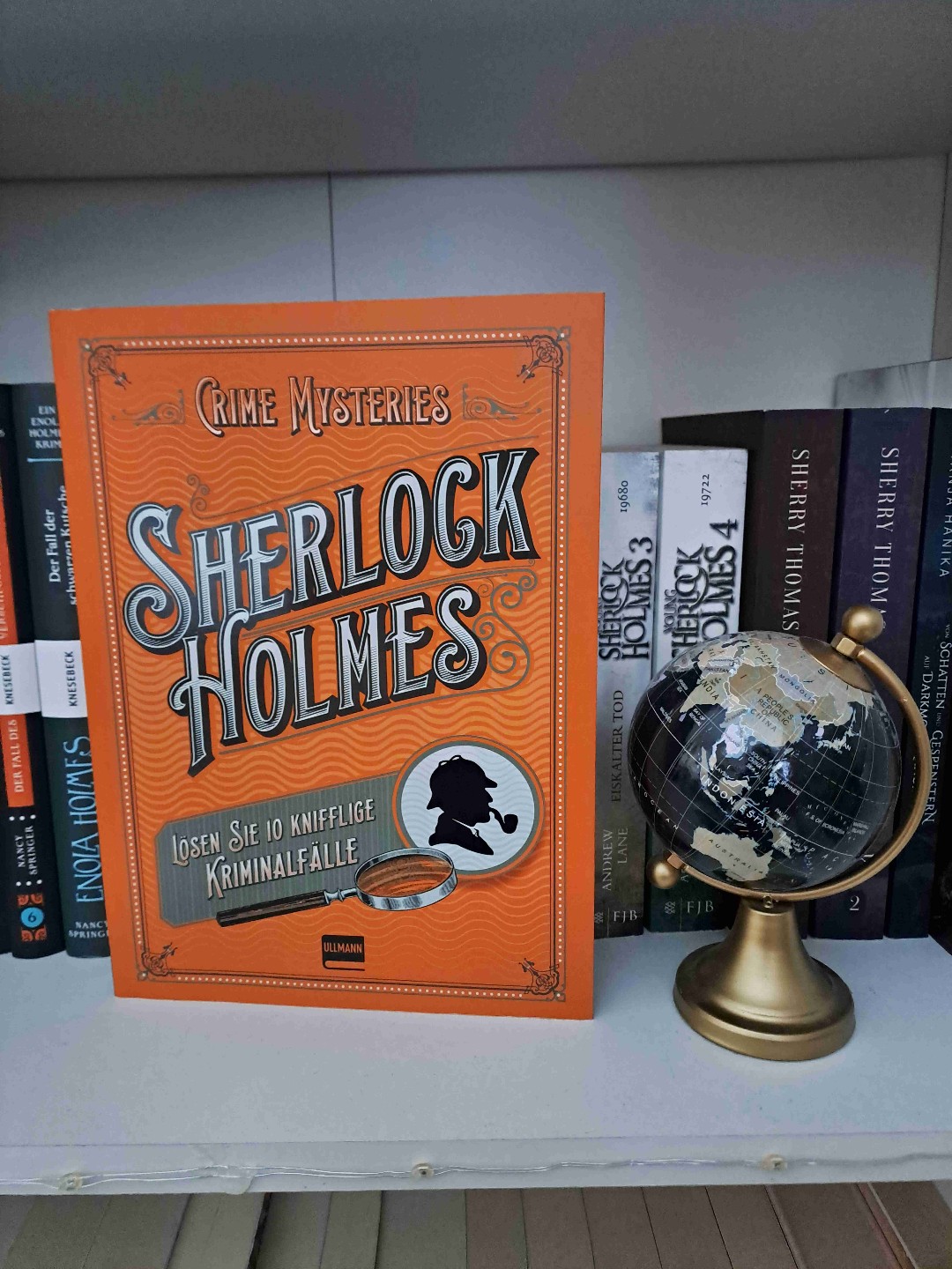 🌟Rezension🌟
Ich hab ein Sherlock Holmes Rätselbuch beendet 🥰 In diesem Buch sind mehrere kleine Geschichten und man kann pro Kapitel selbst miträtzeln wie was geschehen ist. Hinten stehen dann die jeweiligen Lösungen. Ich fand das Buch als Sherlock Holmes Fan natürlich super gelungen und hatte das innerhalb einer Stunde komplett durch 🥰