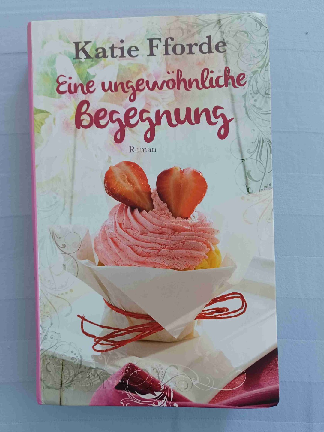 Diese Story war etwas langweilig. Mir fehlten sowohl die Höhen, als auch die Tiefen, die Tragödien, Verwechslungen und Spannungen, die menschliche Beziehungen nun einmal mit sich bringen und das obwohl mir klar war, dass dies keine Bildungsliteratur ist, sondern einfach eine Auszeit vom Alltag. Es war okay, aber vom Hocker gerissen hat es mich nicht.