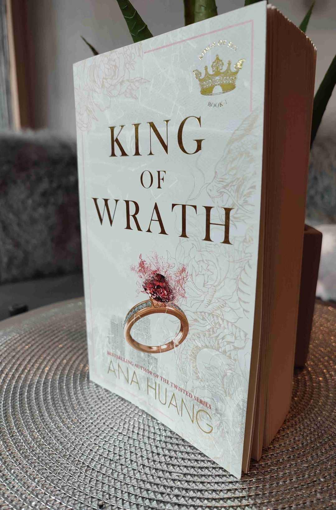 Dante...... 🥵
Ana Huang erschaffte wieder ein Meisterwerk, die beiden Protagonisten Dante und Vivian hatten eine super Dynamik, es war spicy, süß, genial, und noch vieles mehr. Sogar manche Charaktere der Twister Reihe hatten ihren kleinen Auftritt.
Lest es unbedingt 🐢💨💕