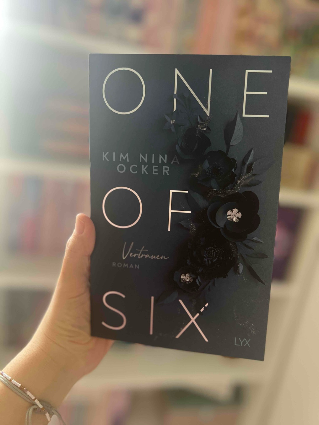 Der zweite Band der "One Of Six" Reihe hat mich trotz meiner Vorfreude enttäuscht. Die Geschichte war bis zur Mitte bisschen langweilig und es gab keine aufregenden Ereignisse. Außerdem konnte ich früh erraten, wer der Unbekannte ist, was die Auflösung vorhersehbar machte.