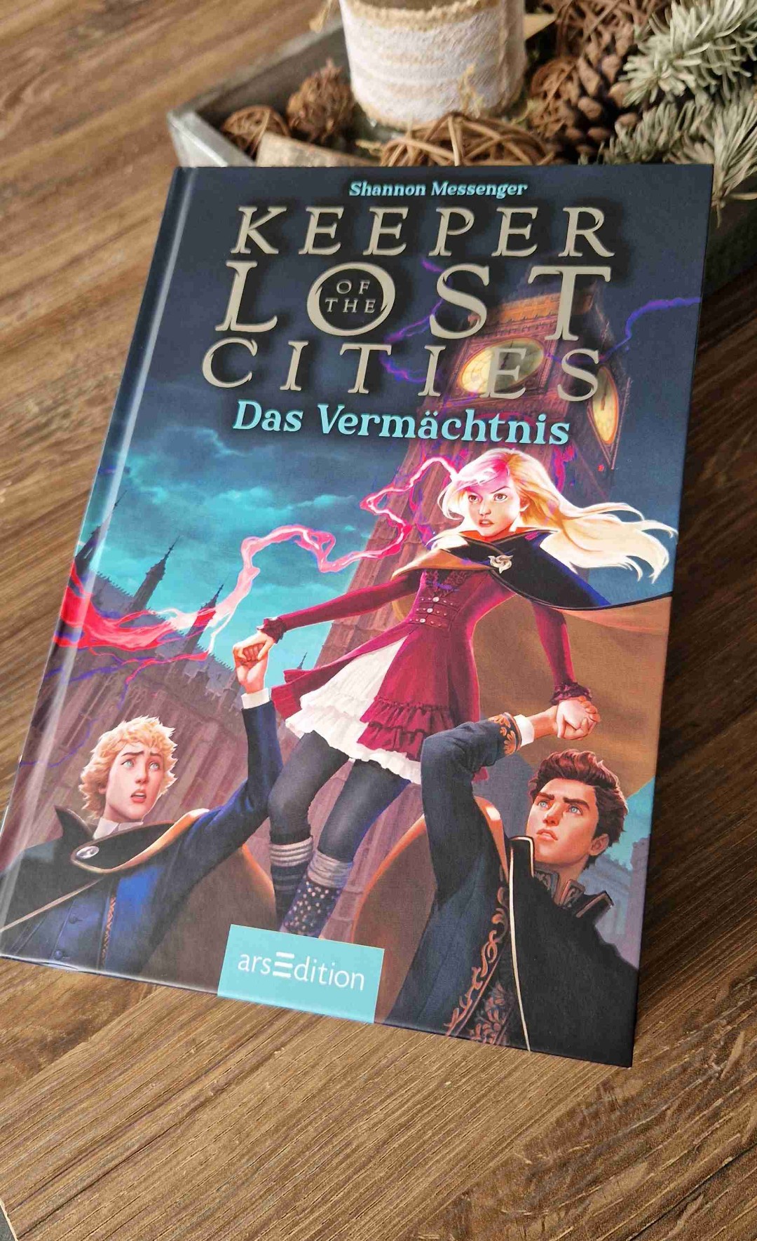 Dex schüttelte den Kopf. 'Ich finde es total seltsam, wie die Menschen ihre ganze Spezies unterteilen. Ist ihnen denn nicht klar, dass sie als große Einheit stärker wären?'
