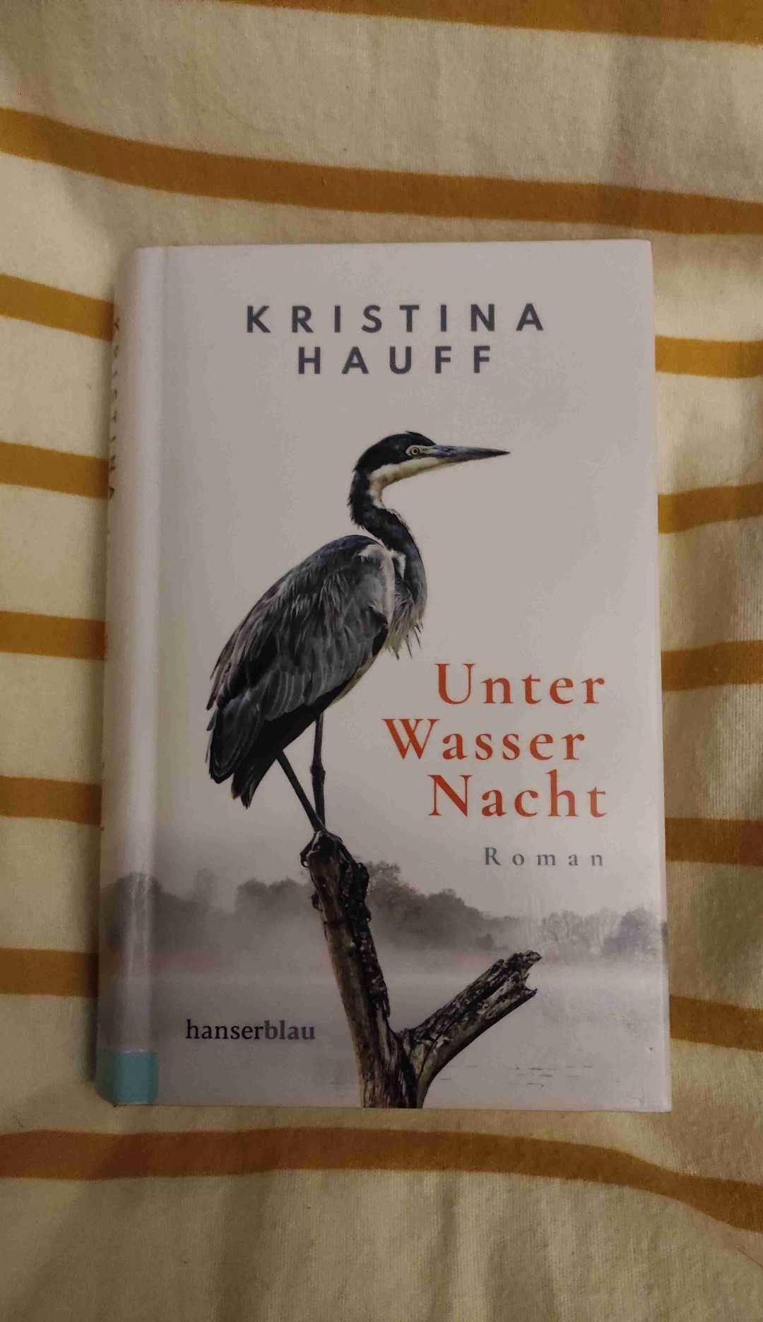 Ein sehr bewegendes Buch mit einer fliessenden Geschichte. Man staunt immer mal wieder über die Wendung. Es ist nicht hervorsehbar,wie die Geschichte ausgehen wird.