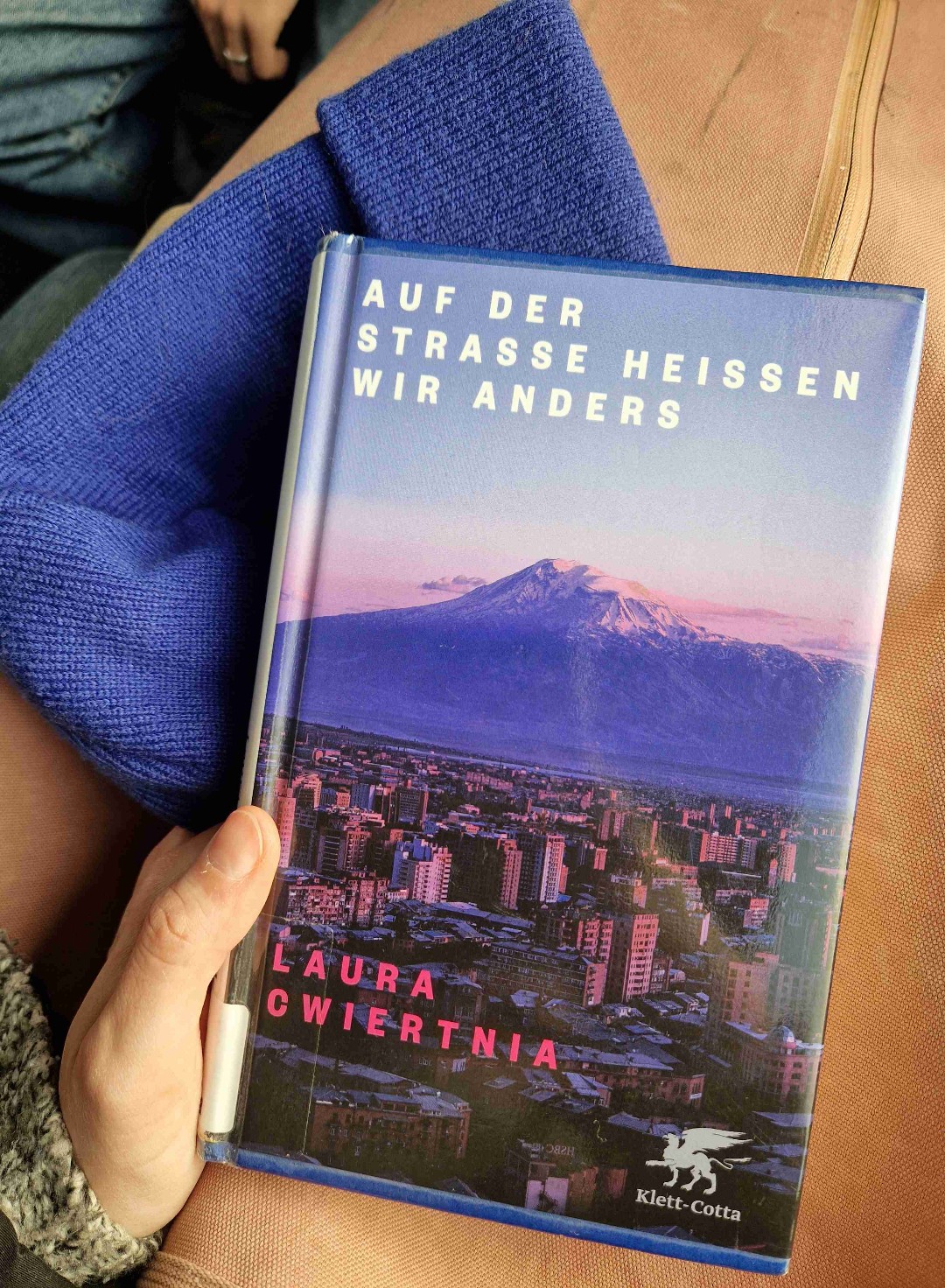 Mich konnte das Buch leider nicht ganz überzeugen. Die angesprochenen Themen interessieren mich sehr: Vater-Tochter-Beziehung, Völkermord an den Armeniern, Generationstrauma, Gastarbeiter in DE, Heimat. Allerdings finde ich wurden all diese Themen nur angeschnitten und nicht zu einem großen Ganzen zusammengefasst. Evtl. lag es an den verschiedenen Sichtweisen, aus denen die Kapitel erzählt werden und an den Zeitsprüngen.