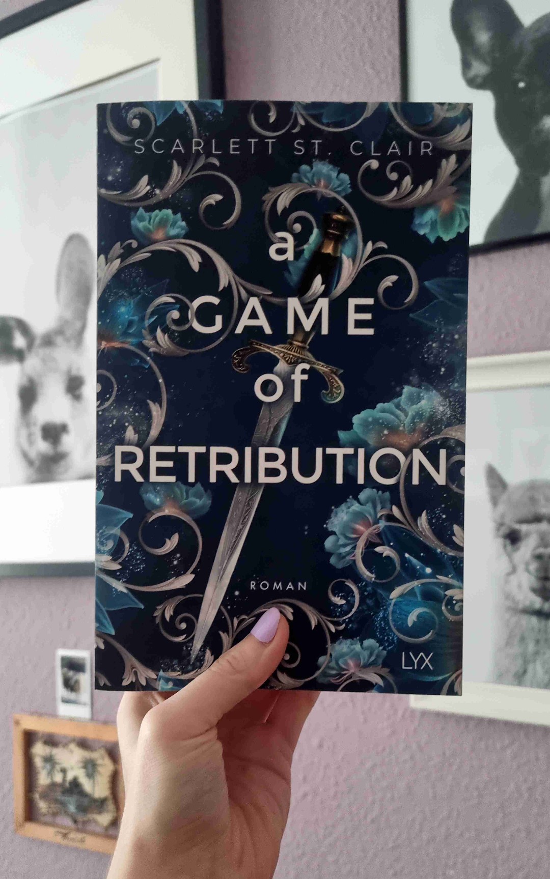 "Magie ist Balance, sagte er. Ein wenig Kontrolle, ein wenig Leidenschaft. Wie der Lauf der Welt."
Ich habe jede Seite geliebt! Persephone und Hades sind zwei Protagonisten, die verschiedener nicht sein könnten und doch vielen Gemeinsamkeiten haben.
Diesmal lag der Schwerpunkt viel auf Mythologie und bietet eine exzellente Ergänzung zu Persephones Perspektive. Die tieferen Einblicke in Hades Seite der Story erklärt vieles, was zuvor vermeintlich offen geblieben ist. Selbst Persephones Gefühle waren nun viel verständlicher zu verstehen als in "a touch of ruin".
Wie immer sehr spicy, was nicht für die Story notwendig ist und deswegen auch einfach geskippt werden kann.
