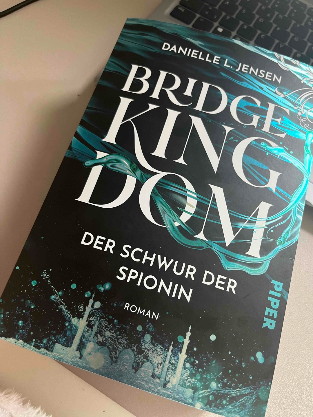 Sehr gelungenes und spannendes Buch. An manchen Stellen zieht es sich ein wenig und ist vorhersehbar. Das Worldbuilding finde ich aber super und auch die Spannung war die ganze Zeig da. Ich bin sehr gespannt auf die weiteren Teile. 🌊