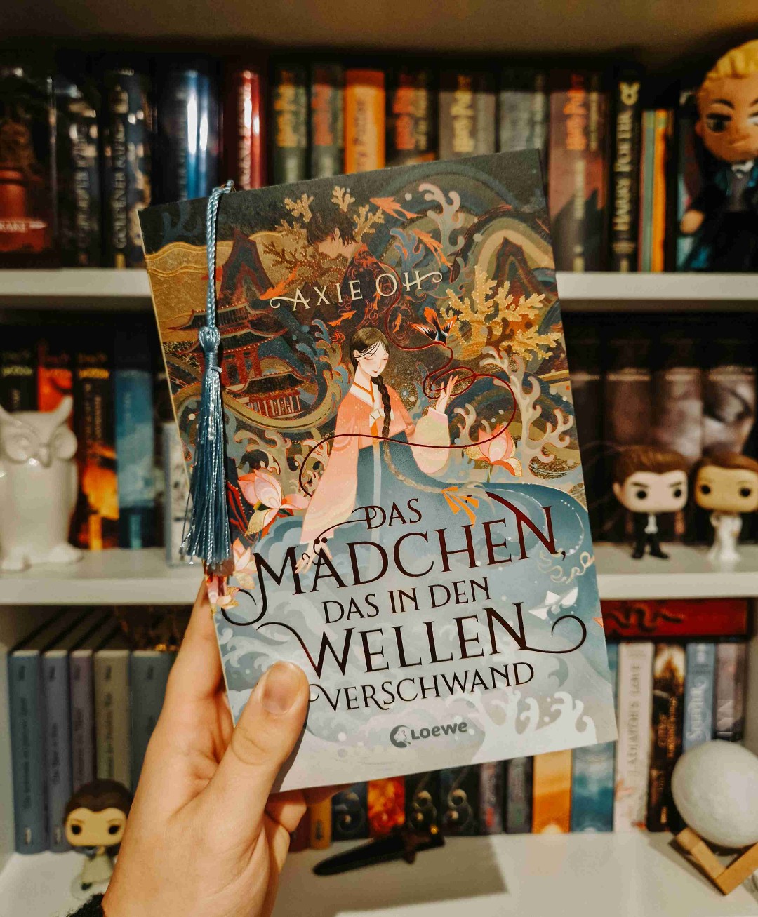 ⛩️ 𝑫𝒆𝒓 𝑳𝒆𝒈𝒆𝒏𝒅𝒆 𝒏𝒂𝒄𝒉 𝒌𝒏ü𝒑𝒇𝒕 𝒅𝒆𝒓 𝑹𝒐𝒕𝒆 𝑭𝒂𝒅𝒆𝒏 𝒅𝒆𝒔 𝑺𝒄𝒉𝒊𝒄𝒌𝒔𝒂𝒍𝒔 𝒆𝒊𝒏𝒆𝒏 𝑴𝒆𝒏𝒔𝒄𝒉𝒆𝒏 𝒂𝒏 𝒔𝒆𝒊𝒏𝒆 𝑩𝒆𝒔𝒕𝒊𝒎𝒎𝒖𝒏𝒈. 𝑴𝒂𝒏𝒄𝒉𝒆 𝒔𝒊𝒏𝒅 𝒔𝒐𝒈𝒂𝒓 𝒅𝒂𝒗𝒐𝒏 ü𝒃𝒆𝒓𝒛𝒆𝒖𝒈𝒕, 𝒅𝒂𝒔𝒔 𝒆𝒓 𝒆𝒊𝒏𝒆𝒏 𝒂𝒏 𝒅𝒊𝒆 𝑷𝒆𝒓𝒔𝒐𝒏 𝒃𝒊𝒏𝒅𝒆𝒕, 𝒏𝒂𝒄𝒉 𝒅𝒆𝒓 𝒔𝒊𝒄𝒉 𝒅𝒂𝒔 𝑯𝒆𝒓𝒛 𝒂𝒎 𝒎𝒆𝒊𝒔𝒕𝒆𝒏 𝒔𝒆𝒉𝒏𝒕.