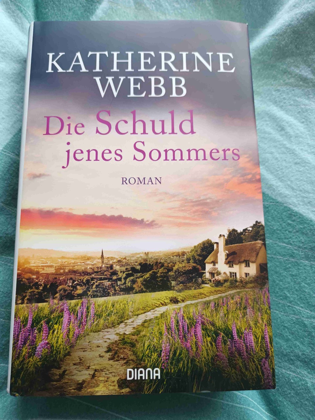 Hab mich tatsächlich mit dem Buch etwas schwer getan, obwohl man schon ziemlich früh die Vermutung hat, wer der Täter ist, geht es in dem Buch mehr darum herauszufinden, was wirklich in diesem Sommer passiert und warum die Erinnerungen daran blockiert sind.
Der Schreibstil ist wie gewohnt sehr flüssig und angenehm zu lesen. Allerdings bin ich mit der Prota nicht wirklich warm geworden. Auch fand ich es teilweise etwas verwirrend, ob gewisse Parts tatsächlich einen Mehrwert zur Story gebracht haben oder eher eine nette Zugabe sind. Alles in allem aber nicht schlecht und ein tragischer und trauriger Roman, der beide Weltkriege miteinander verbindet.