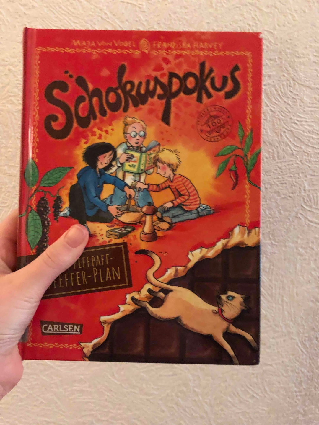 Ich fand das Buch sehr sehr schön! Es war voll süß als Kalle seinen Ball wiederhatte. Und lustig war es auch als Fiete in die Mülltonne geklettert ist um Kalles Ball wiederzuholen. Und am Ende gab es ein Happy End! Es war so süß! Aber mehr möchte ich euch auch nicht verraten! Viel Spaß mit dem Buch.📖😄🐮🐈