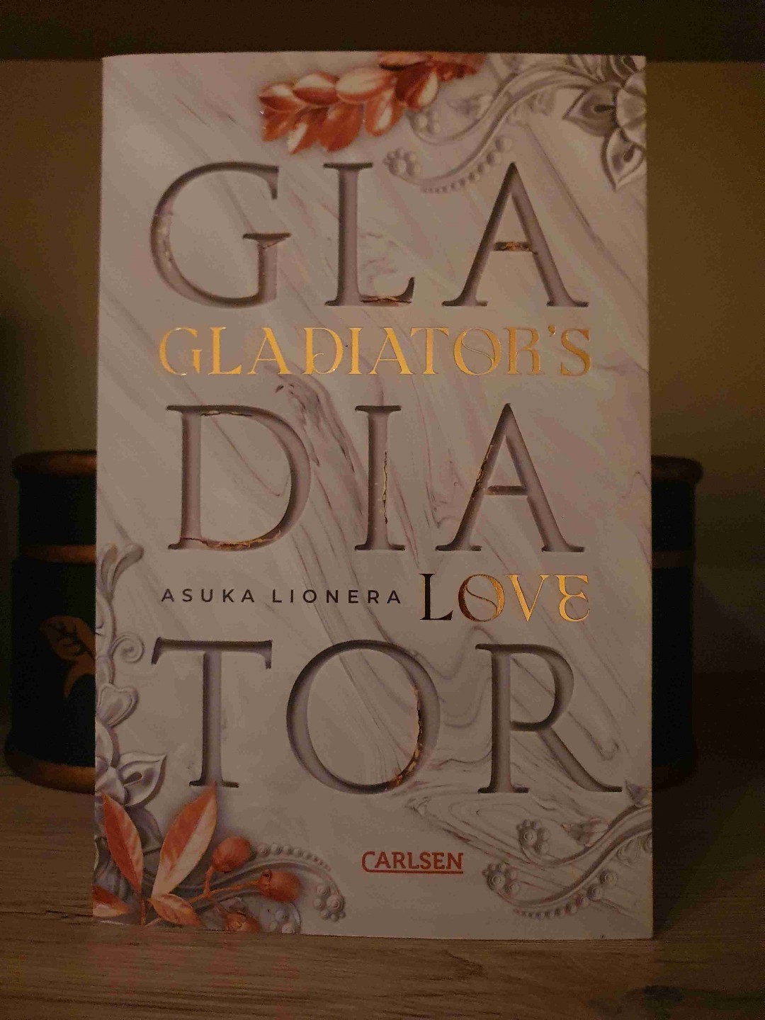 Meinen Nerv hat das Buch mit seiner Story total getroffen. Ich liebe Cato, ein absolut großartiger Charakter. Für mich hatte es auch so leichte Spartacusvibes und da ich die Serie gerade wieder einmal schaue hat es natürlich perfekt reingepasst. Der Schreibstil hat mir auch sehr gefallen, sehr leicht und angenehm zu lesen. Ich fands toll 🥰