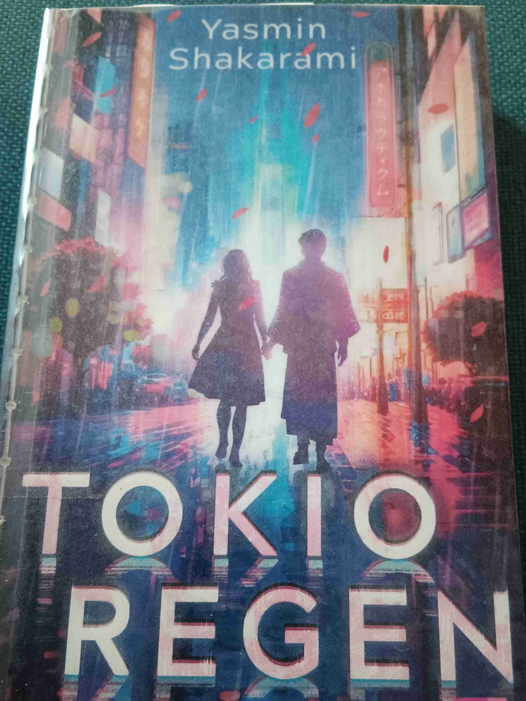 Mein 2. 5⭐️ read für dieses Jahr
Dieses Buch hat mich von der 1. Seite an mit gerissen.
Es ist eine tolle Mischung aus Liebesgeschichte, Naturkatastrophe & Yakuza mit einem gelungenen Ende.