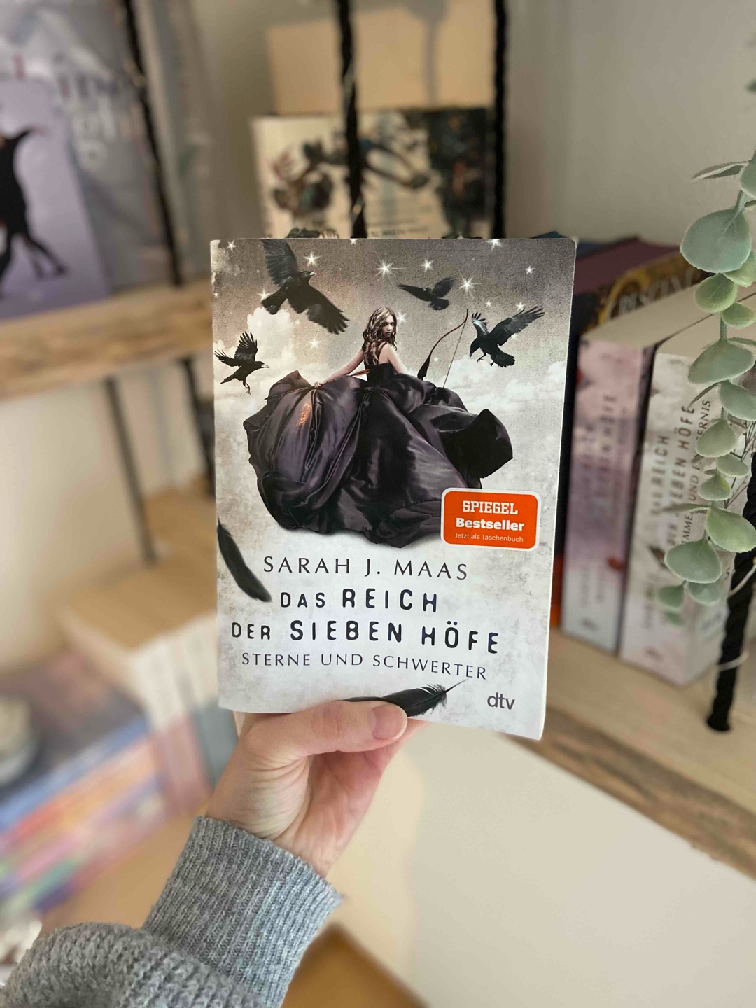 Was für ein grandioses Ende ! 😍🏹
Ich kann gar nicht in Worte fassen, wie krass mich dieses Buch gefesselt hat. Alleine schon deswegen, weil ich alle Charaktere so unglaublich gerne mochte, da jeder irgendwie so seine eigene Geschichte erzählt.🫶🏻 Aber das komplette Buch ist spannend und fesselnd und läuft immer weiter auf den letzten Kampf zu. Und dieses Ende, was soll ich sagen, es war einfach unglaublich gut. Alles hat sich irgendwie stimmig zusammengefügt, obwohl mir bei jedem nächsten Kapitel wieder der Atem geraubt wurde.
Ich finde die komplette Reihe einfach unglaublich gut und kann sie jedem empfehlen! 🫶🏻