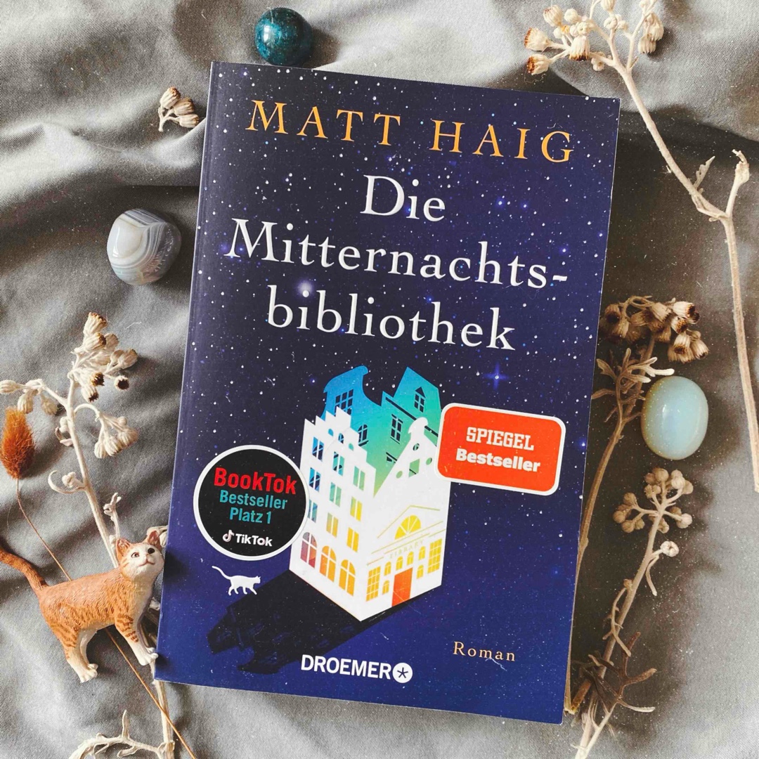 Die Mitternachtsbibliothek 🐈⬛📚
„Stell dir vor, auf dem Weg ins jenseits, gäbe es eine riesige Bibliothek, gefüllt mit all den Leben, die du hättest führen können.“