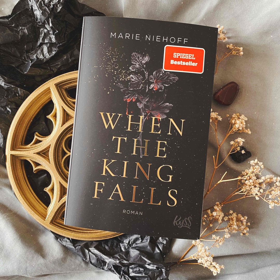 When the King falls 👑🖤
„Spiel weiter das fragile Blümchen, Florence. Er wird deine Dornen erst bemerken, wenn er blutet.“