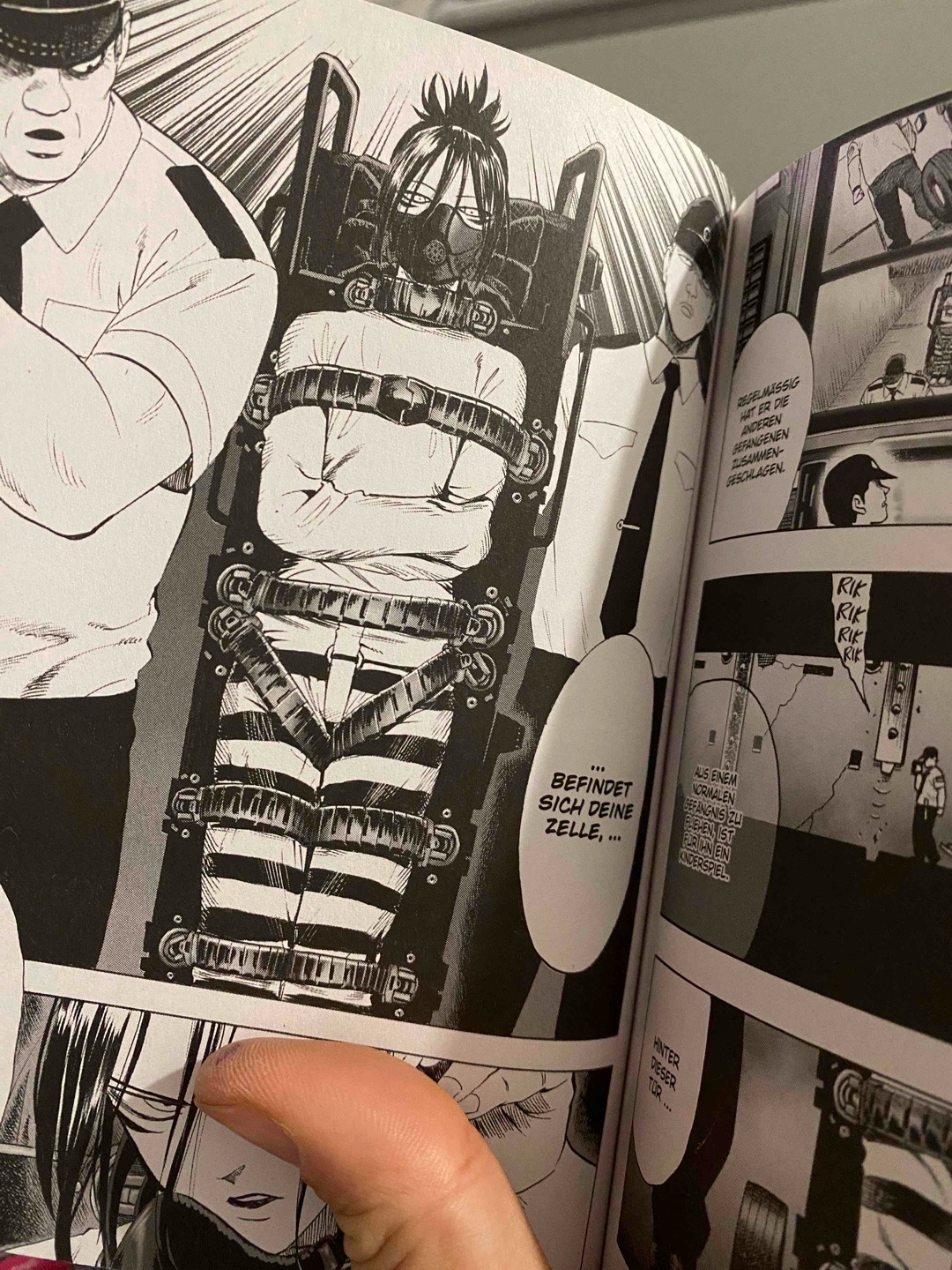 Die Zeichnungen sind einfach krass! Es gibt immer wieder coole Details zu entdecken. Saitama steigt langsam in der Heldenrangliste auf.