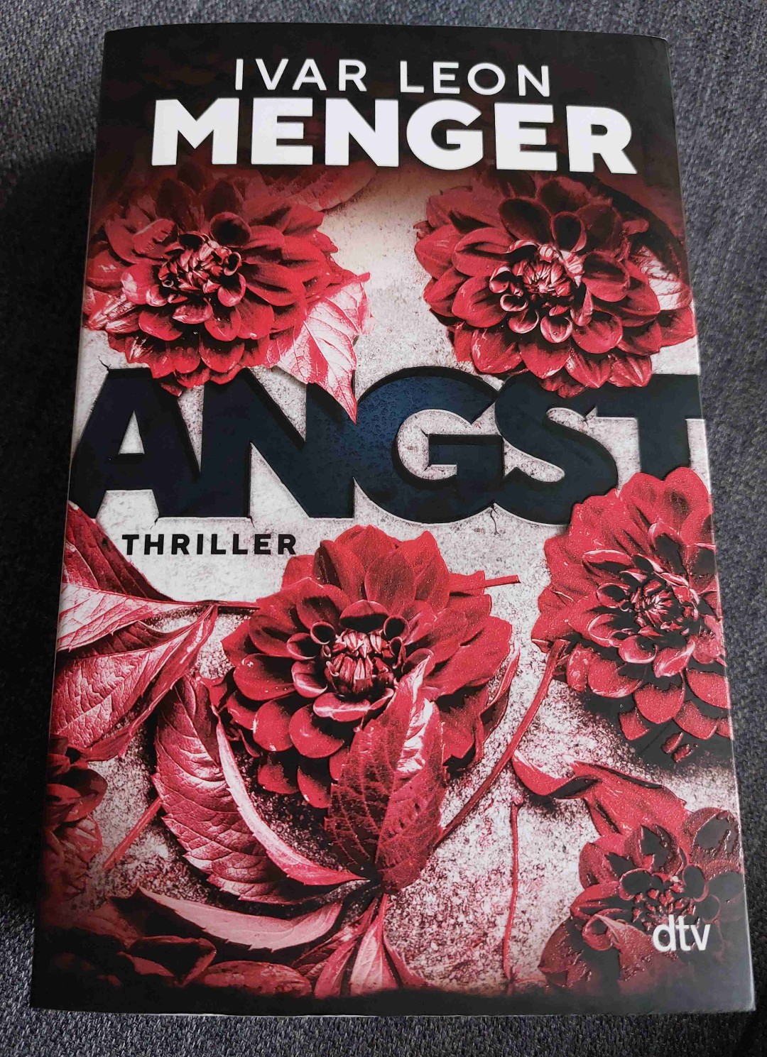 Ein grandioser Thriller....spannend, raffiniert und genial. Toll ausgearbeitete Charaktere und ein Plot, der für mich nicht durchschaubar war. Nur mit dem Ende bin ich nicht ganz zufrieden. Aber das ist ja Geschmackssache 😊