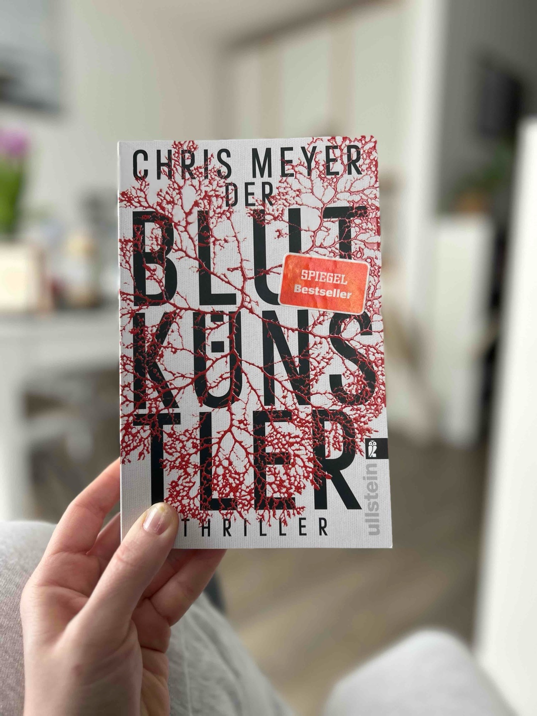 Genauso wie Band 3 absolute Begeisterung! In <24h durchgesuchtet 😱🩸man fliegt durch das Buch, und merkt wie krass Manipulation mit Menschen funktioniert 😱
