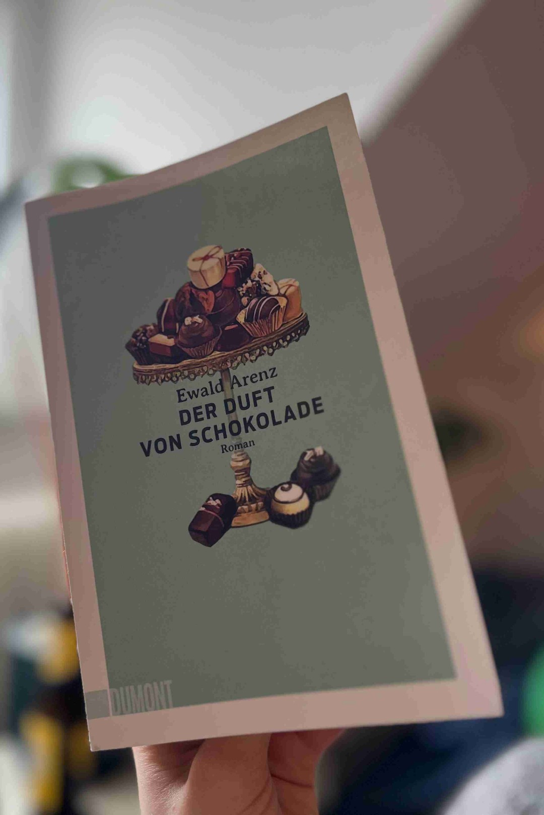 Hatte irgendwie andere Erwartungen an das Buch und war beim Lesen dementsprechend enttäuscht. Es war trotzdem eine süße Geschichte mit Tragik und vielen Duftbeschreibungen.