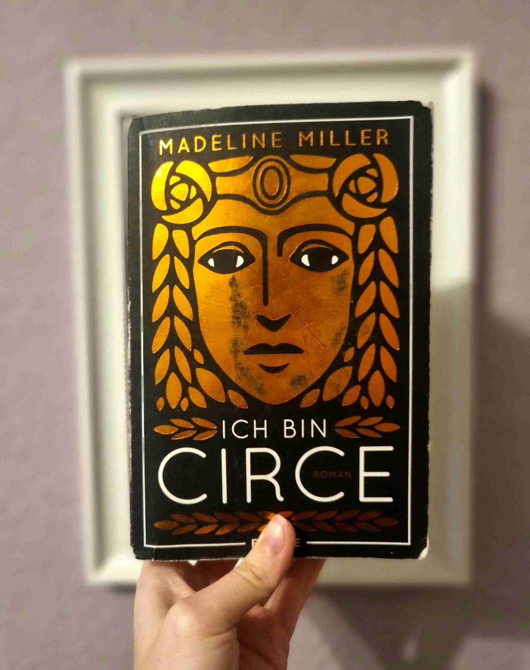 "Ich habe festgestellt, dass Mut keine Frage des Alters, sondern des wahrhaften Willens ist."
Das ist Circes Geschichte und ihr turbulenter Weg (zu sich selbst).
Es ist eine spannende, ereignisreiche und tiefgründige Story, die sich super lesen lässt. Eine Empfehlung für alle Fans der griechischen Mythologie.