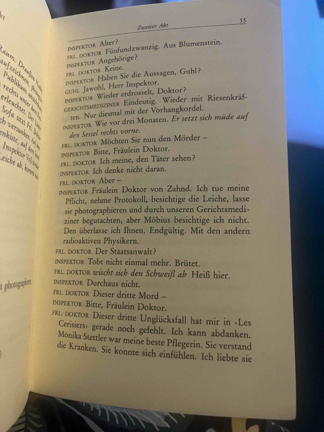 Keine Spoiler
Was zur Hölle war dieses Buch für ein
wilder Ritt?! So reich an Emotionen,
so wilde Zusammenhänge. Und das für wahrscheinlich 2€ auf dem Flohmarkt auf 96 Seiten. Leute lasst euch Klassiker nicht durch unser Bildungssystem vermiesen. Ich könnte mir gut vorstellen, dass das Spiel “CLUEDO” auf diesem wilden Mix aus Genres basiert.
Den Sternabzug gibt’s für die gelegentlich sehr veralteten Ausdrücke. Ist in der neuen Version hoffentlich anders.