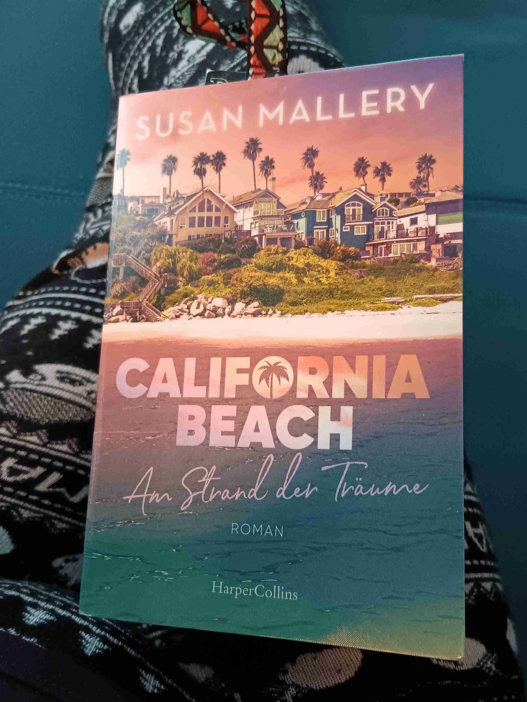 Ich mag die Schreibweise der Autorin , es ist ein tolles Buch um es am Strand zu lesen.
Die Beziehungen der Protagonisten plätschern nicht da hin sondern haben Höhen und Tiefen.