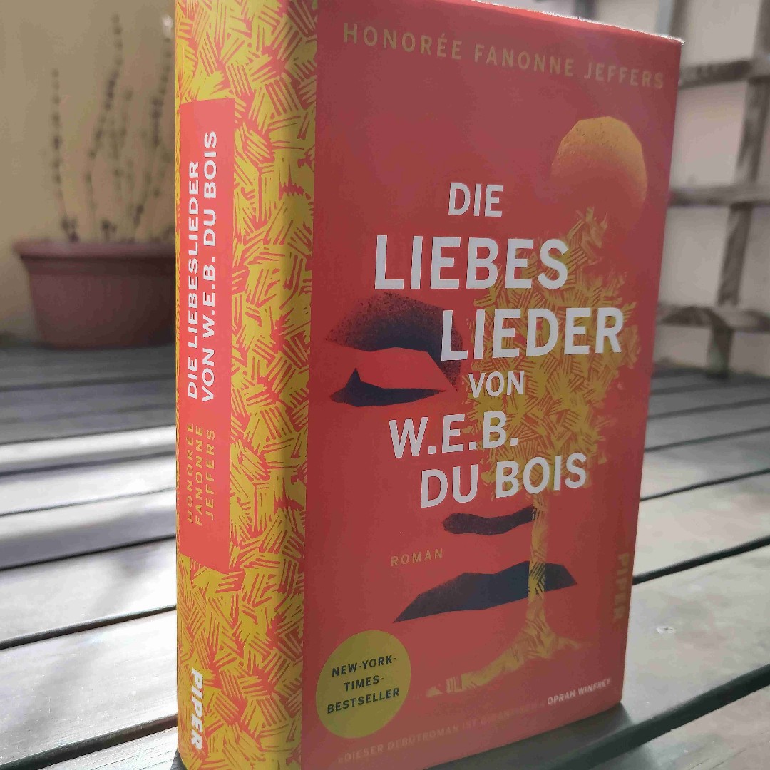 Hat etwas gedauert, bis ich in der Geschichte drin war. Im erster Viertel werden laufend neue Personen in die Geschichte eingeführt, was mich viel zu den Stammbäumen im Anhang hat blättern lassen.
Insgesamt fand ich's einen tollen historischen Roman zur Geschichte der USA. Was ich besonders möchte, war, dass er hauptsächlich aus der Sicht von Frauen erzählt wird und wie sich in den letzten 100 Seiten alles zu einem Erzählstrang zusammenfügt.