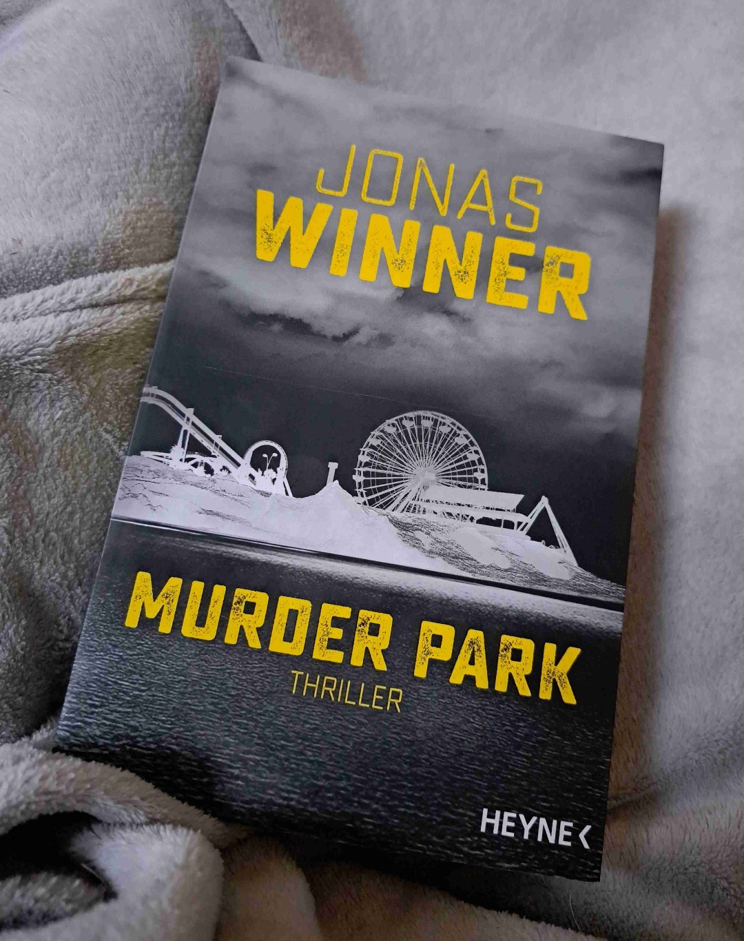Sehr cooler und wahnsinnig spannender thriller mit mega krassem plot Twist! Mega gut! 📚⭐️