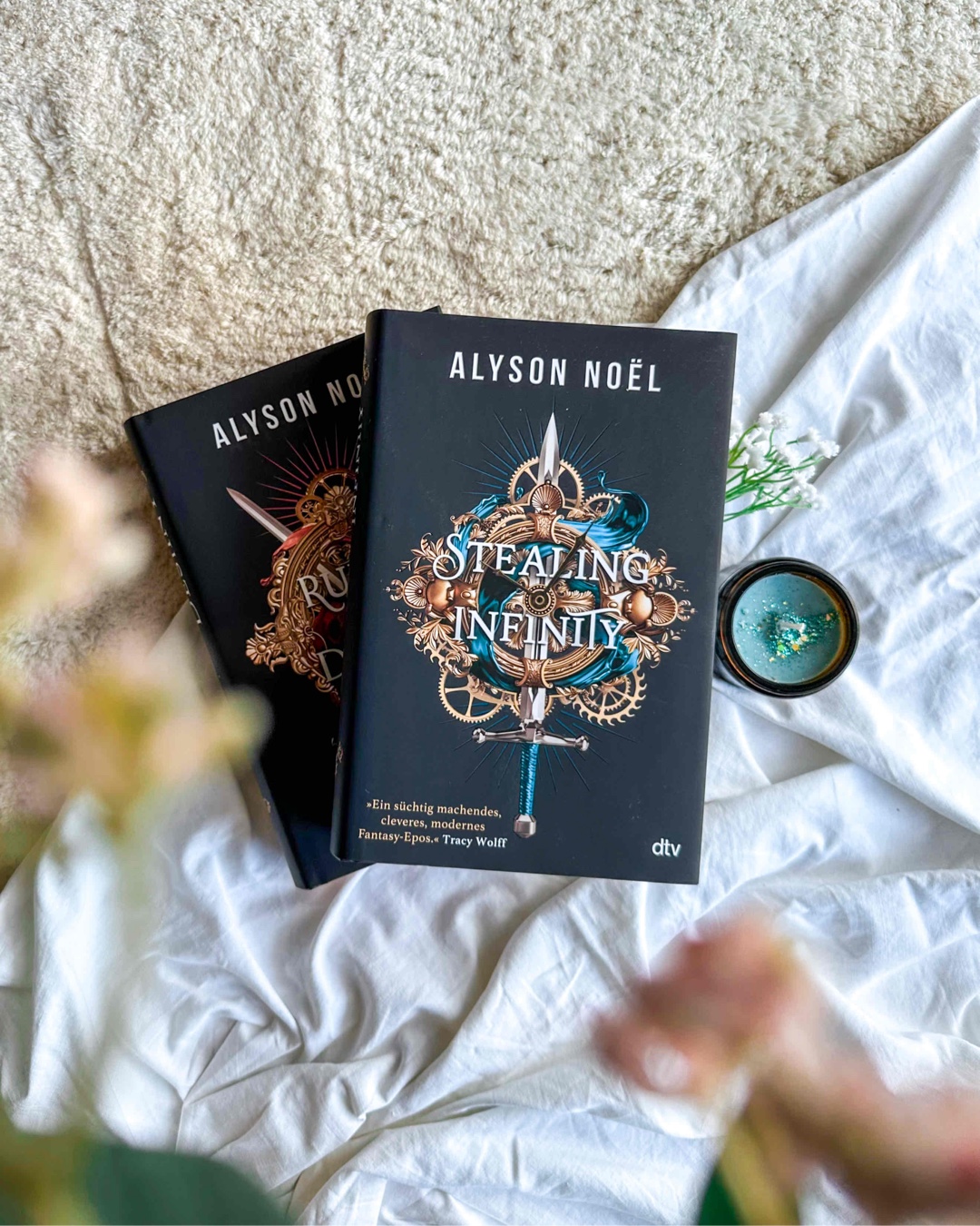 Durch das Zeitreise-Trope hatte ich was ganz anderes erwartet und wurde positiv überrascht! Für Fans von Zeitreisen, Tarot und Academia-Setting! 🕰️