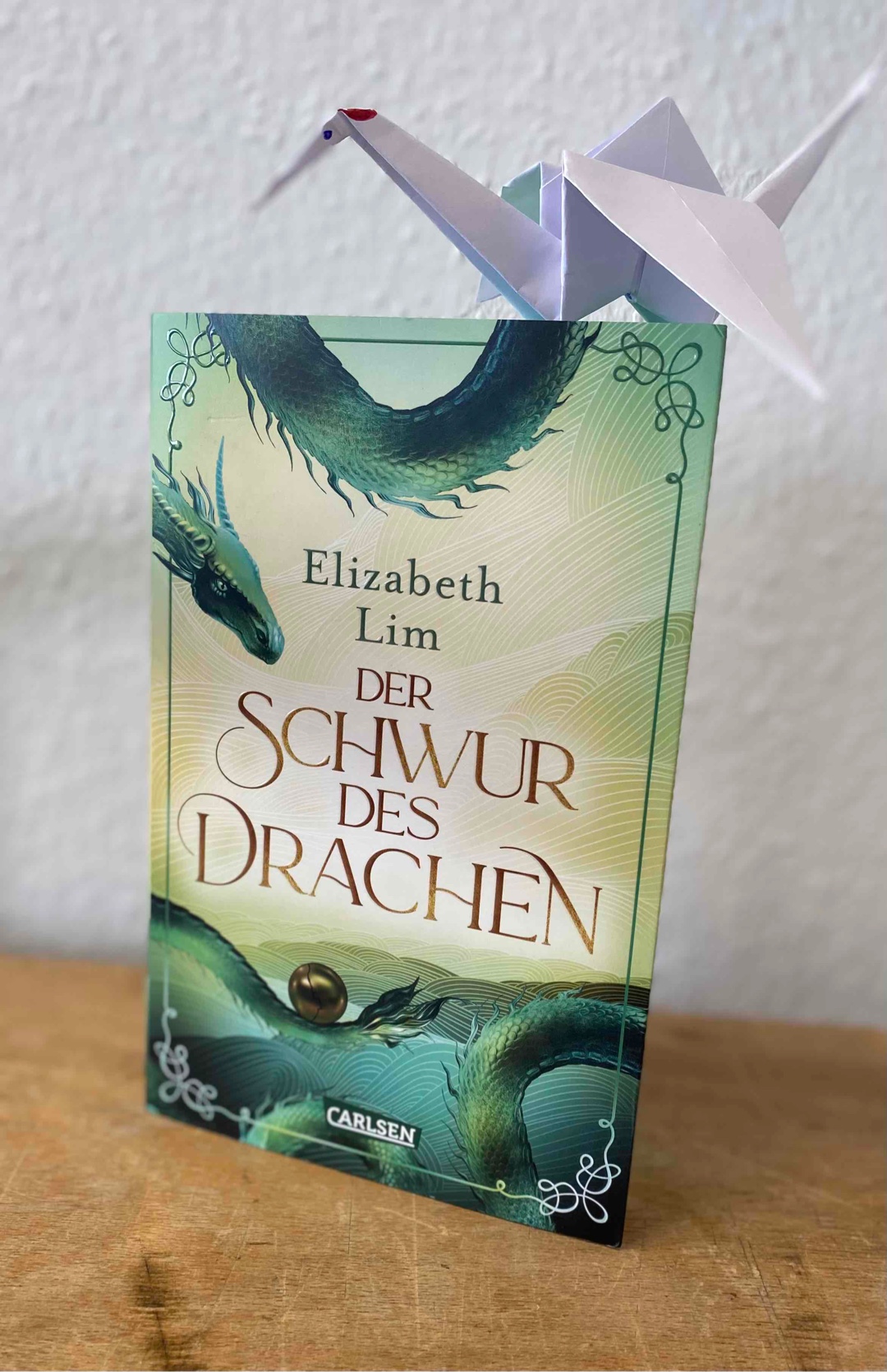 Es war ein auf und ab mit dem zweiten Band der sechs Kraniche Reihe. Es gab super tolle Passagen in dem Buch wo es kaum möglich war eine Lesepause einzulegen. Aber es gab auch einige Stellen die das Lesen anstrengend gemacht haben. Das Ende finde ich ganz süß und hat mich das Buch mit einem Lächeln beenden lassen.