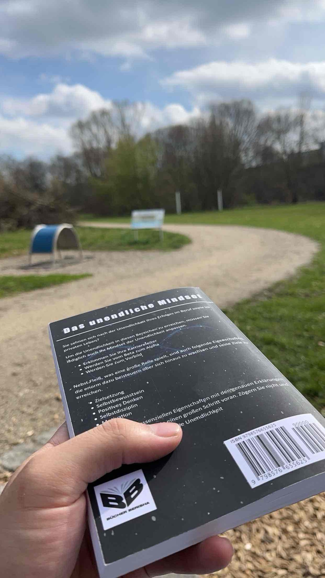 Auf was ich eigentlich damit hinaus will ist, dass „dieses Buch“ mir privat sehr viel geholfen hat, wieder nach vorne zu blicken und mich wieder aufzubauen. Weshalb man jeder Zeit das Buch erneut lesen kann, wenn man die Motivation verloren hat, sich auf etwas bestimmtes hinaufzuarbeiten oder es aktuell im Leben nicht so läuft, wie man es eigentlich gerne hätte.
Ps. Ich wünsche euch Leser/innen noch einen schönen Tag oder Abend 🫶🏼