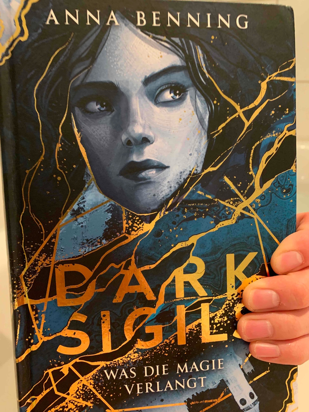 Was für ein toller Auftakt 🤩 das Buch hat nur wenige Seiten gebraucht um mich komplett in seinen Bann zu ziehen, das hatte ich echt lange nicht! Ich werd direkt Band 2 weiter lesen!