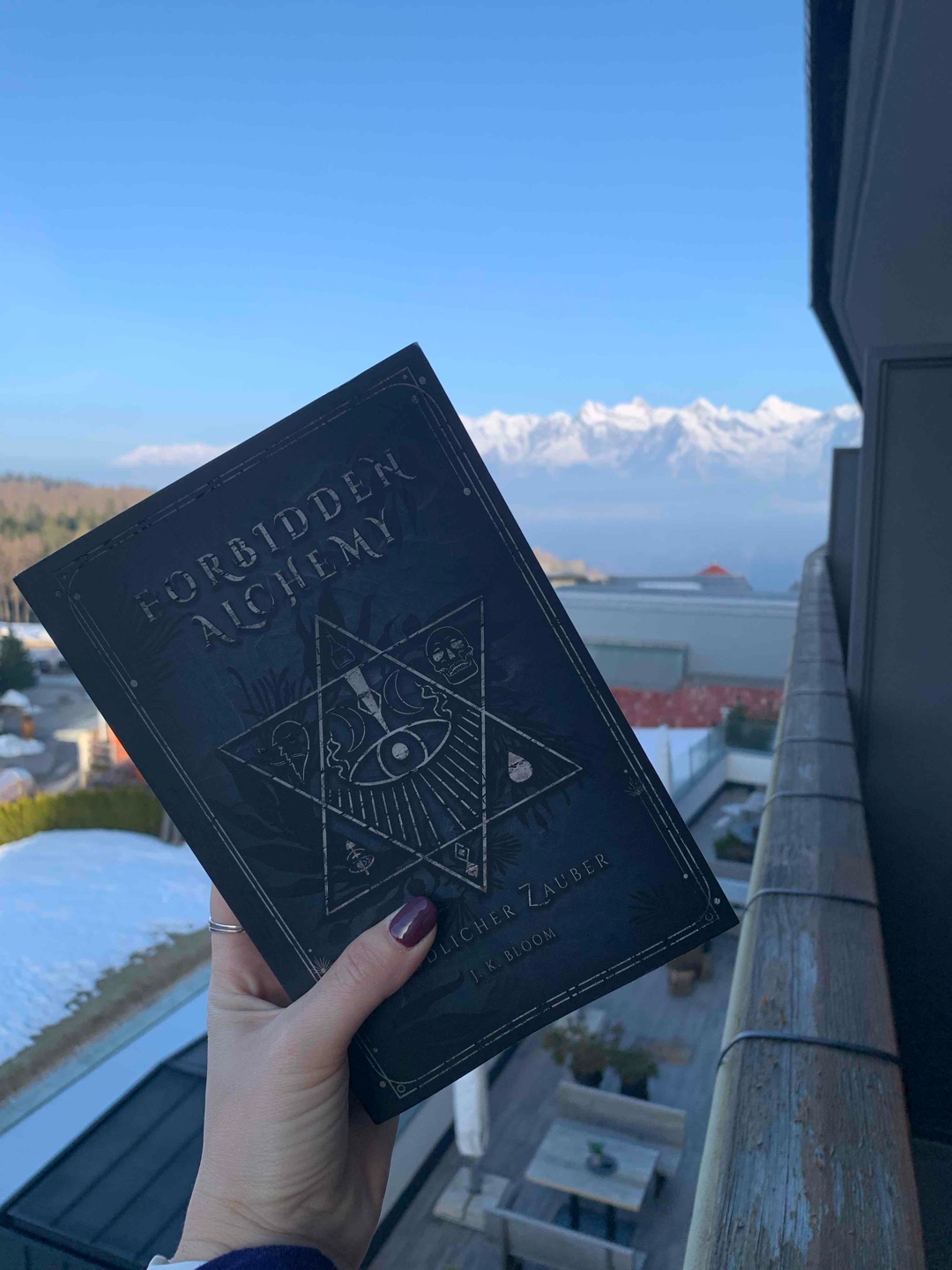 Eine neue Geschichte von einer Autorin die ich einfach sympathisch finde! Die Geschichte an sich war ganz okay. Das Thema mit Magiern und Alchemisten welche voneinander abhängig sind, fand ich sehr spannend. Auch bin ich gespannt, wie es weiter geht. Werde mir den zweiten Teil auf jeden Fall holen, aber eher, weil ich die Autorin unterstützen will und nicht, weil mich die Geschichte so mitgerissen hat. 