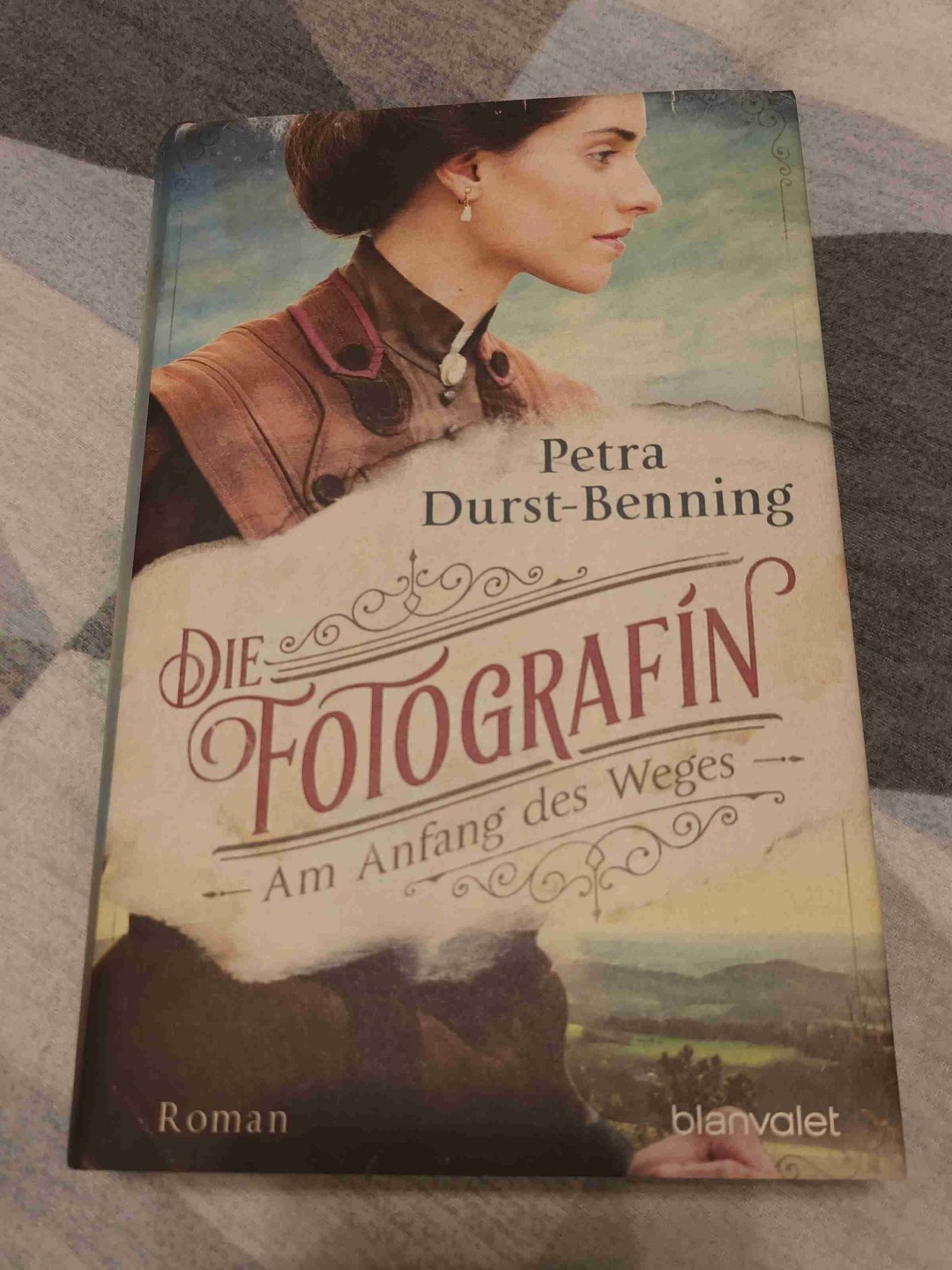 Ein ganz netter historischer Roman über die Fotografie mit tollen flüssigen Schreibstil und einem authentischen Setting. Mit der Geschichte an sich bin ich allerdings nicht richtig warm geworden. Für mich war das Ganze ziemlich zäh und wenig fesselnd. Man hätte auf die Schwierigkeiten einer Frau, die überhaupt einen Beruf und dazu noch einen eher ungewöhnlichen ausübt, erwartet. Das Mimi ihrer Zeit weit voraus ist und daher bei den Dorfbewohner aneckt, ist daher vollkommen klar. Aber der Fokus liegt eher auf die Rückkehr zur Hauslichkeit, da sie ihren Großvater pflegen muss. Es wird auch ein guter Einblick in die Fotografie zu dieser Zeit gegeben. Bin mir tatsächlich noch unsicher, ob ich die Reihe weiterverfolgen möchte.