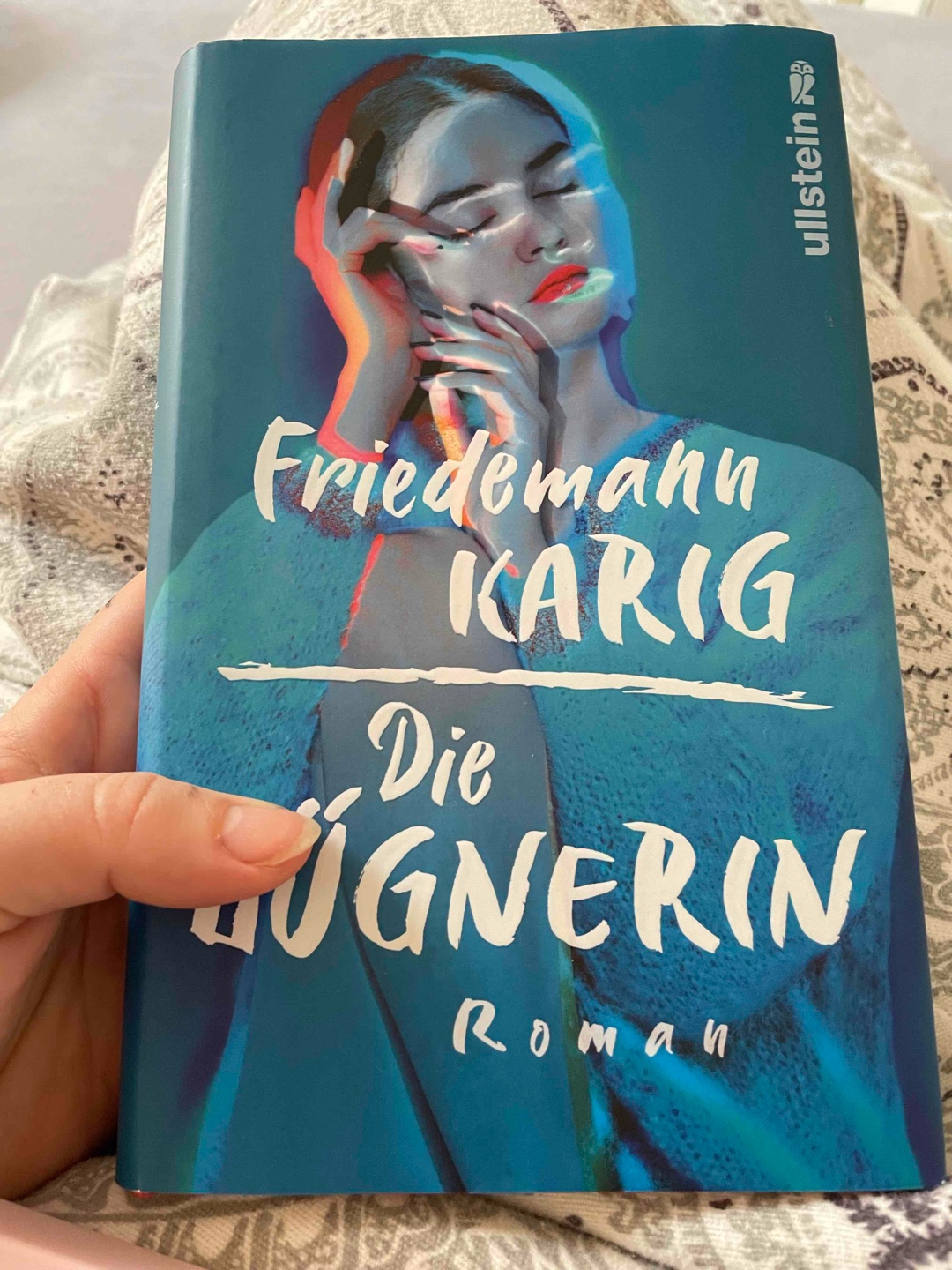Irgendwie so gar nicht meins wenn ich ehrlich bin. Leider hatte das Buch auf 200 Seiten Längen und war nicht das womit ich gerechnet hatte und wurde daher enttäuscht! Schade