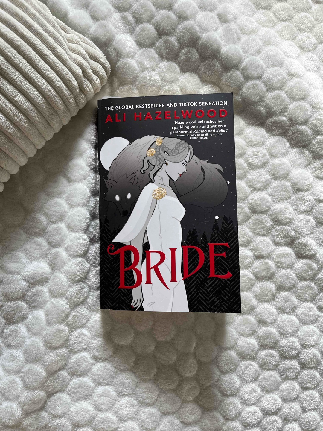 easy and fun fantasy book for romance lovers!🧛♀️🐺❤️
