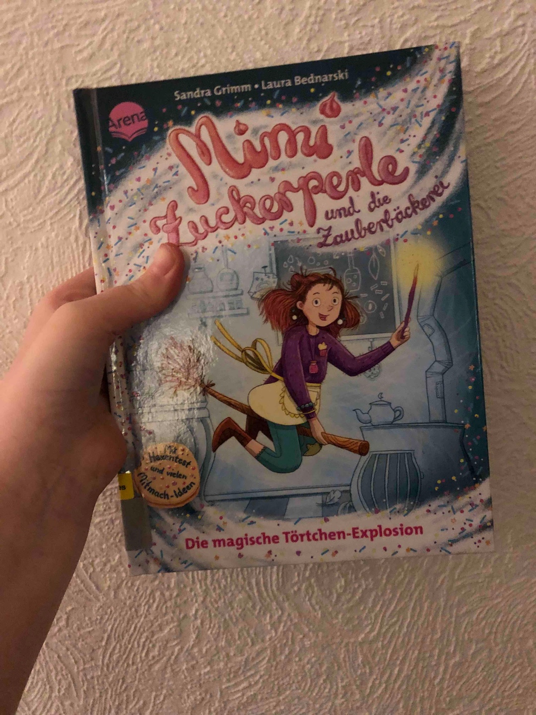 Ich liebe dieses Buch einfach! Es ist total schön,toll,süß und magisch! Es ist eine sehr schöne Geschichte über Freundschaft, Freunde und Gemeinschaft. Einfach total schön! Viel Spaß mit diesem Buch. Ich lese gerade den zweiten davon.😄😎🤩