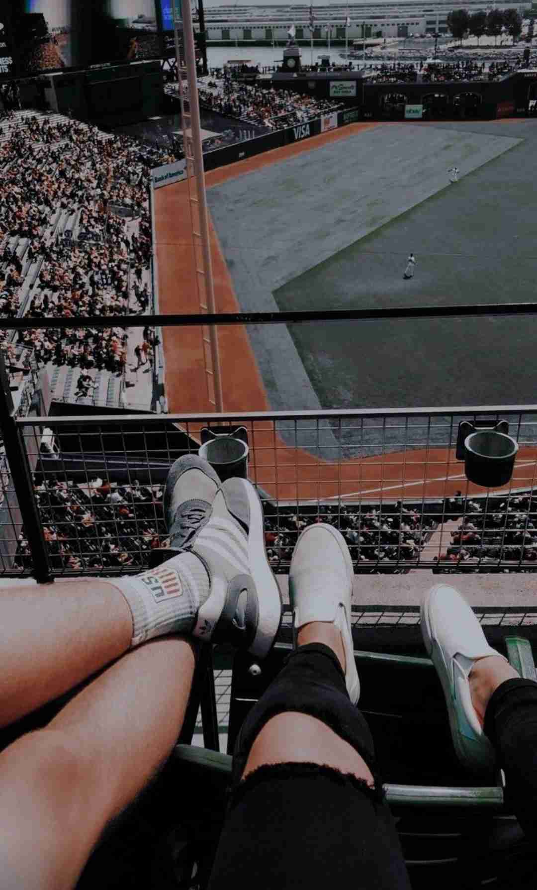 Ganz einfach zusammen gefasst : Es ist wie ein high School teeni Film . Also vollkommen zu empfehlen auch für jungere Leser
