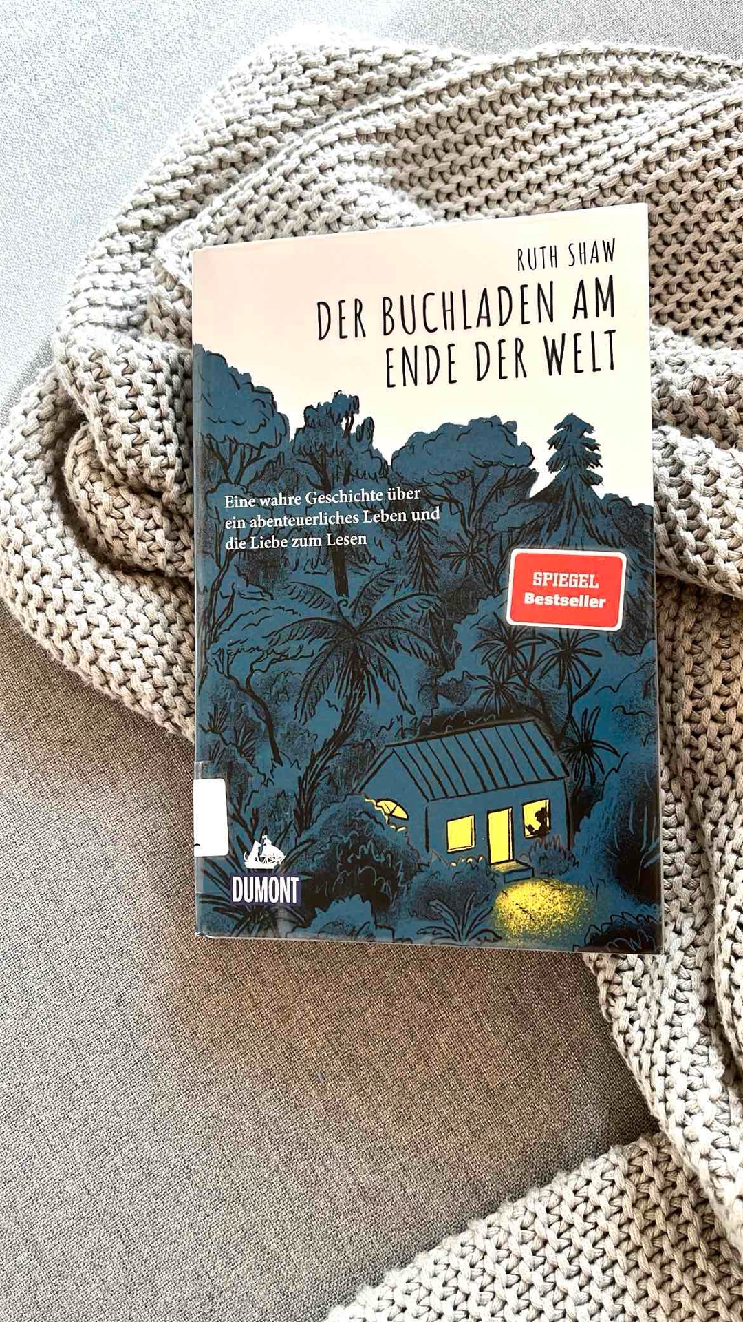 „Das Leben ist kein Zustand der Vollkommenheit …, doch die eigene Persönlichkeit muss fest verankert sein, wenn sie Frieden finden soll.“
Eine wahre, absolut beeindruckende Lebensgeschichte einer Frau Namens Ruth Shaw!